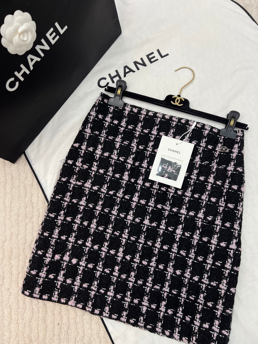 [TOP] CHANEL Tweed Jacket + Skirt - Black