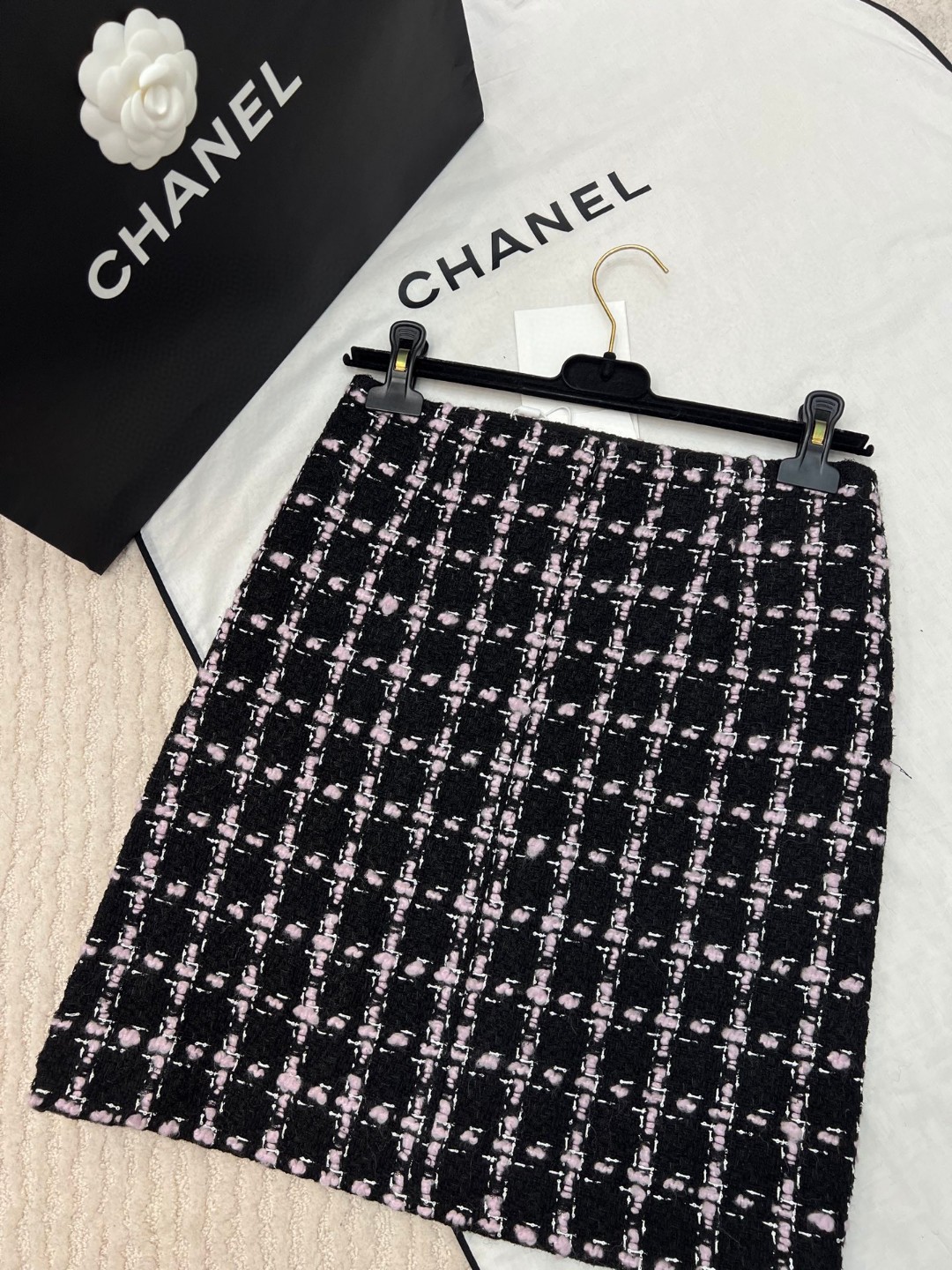 [TOP] CHANEL Tweed Jacket + Skirt - Black