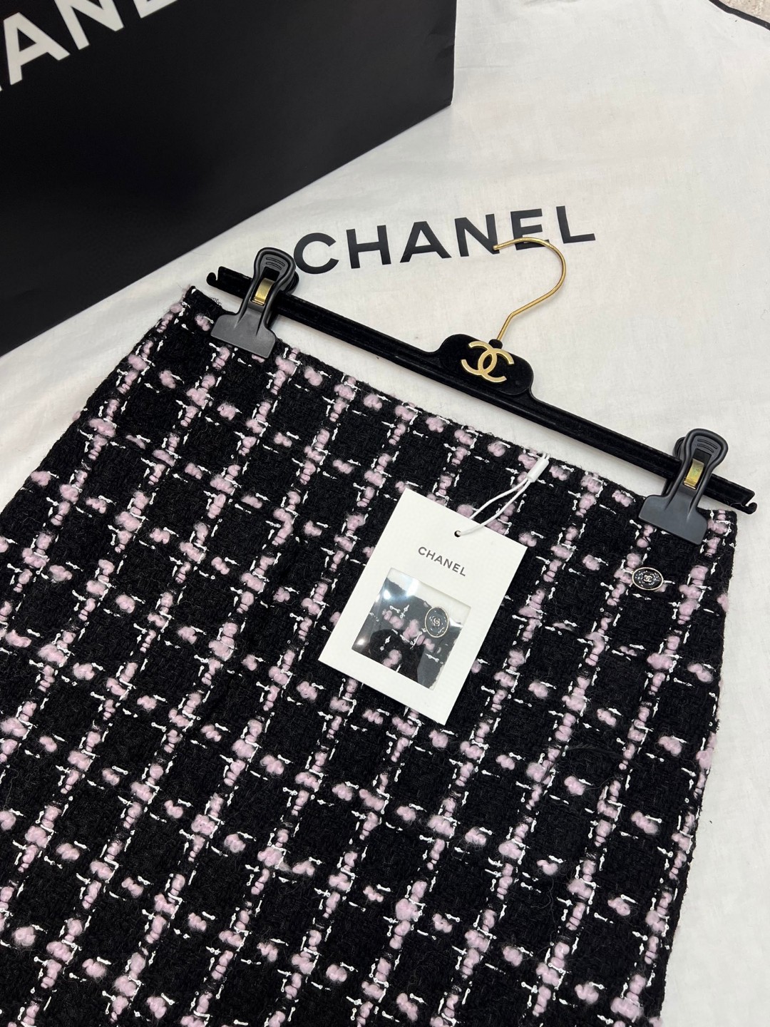 [TOP] CHANEL Tweed Jacket + Skirt - Black