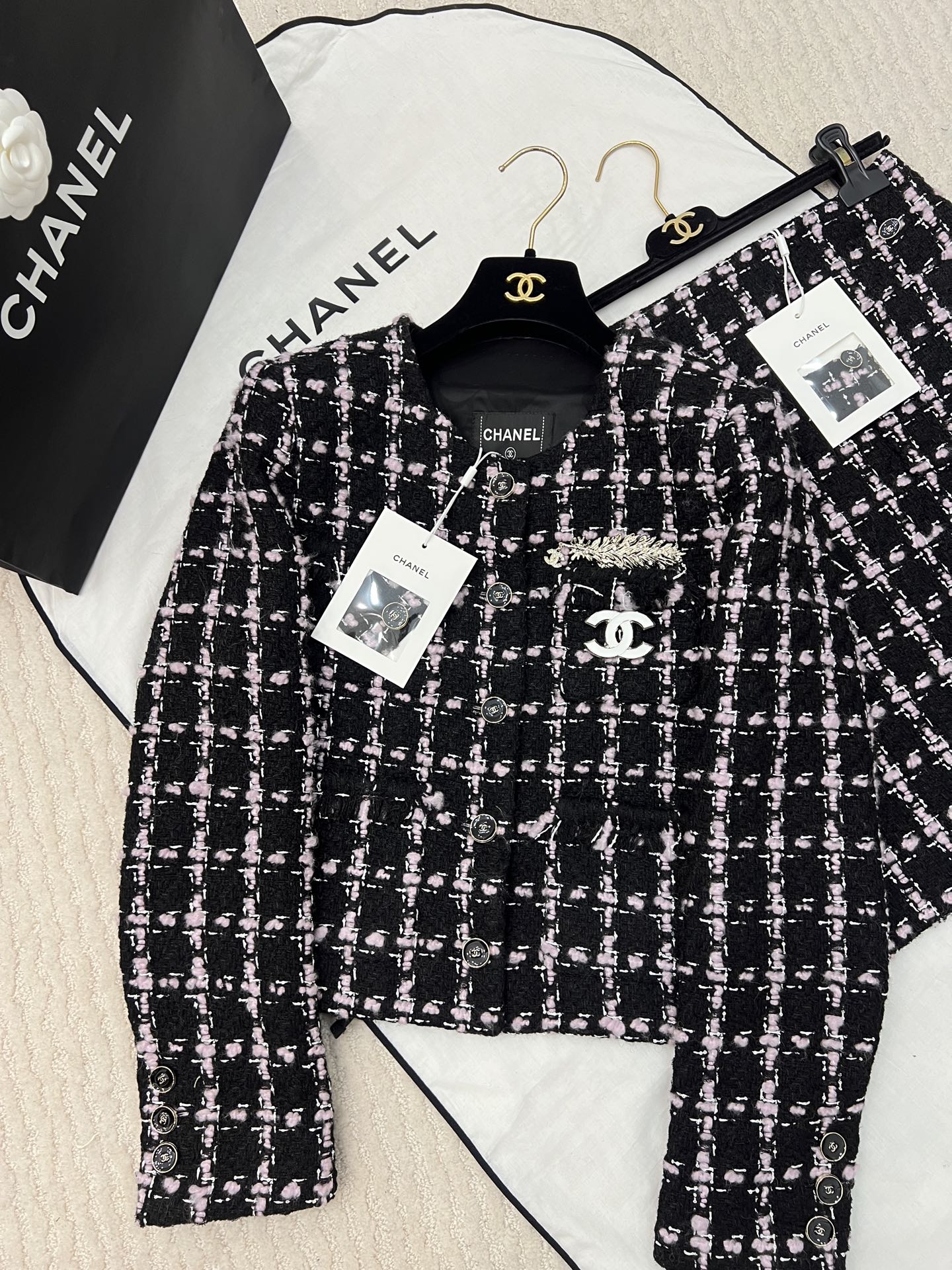 [TOP] CHANEL Tweed Jacket + Skirt - Black