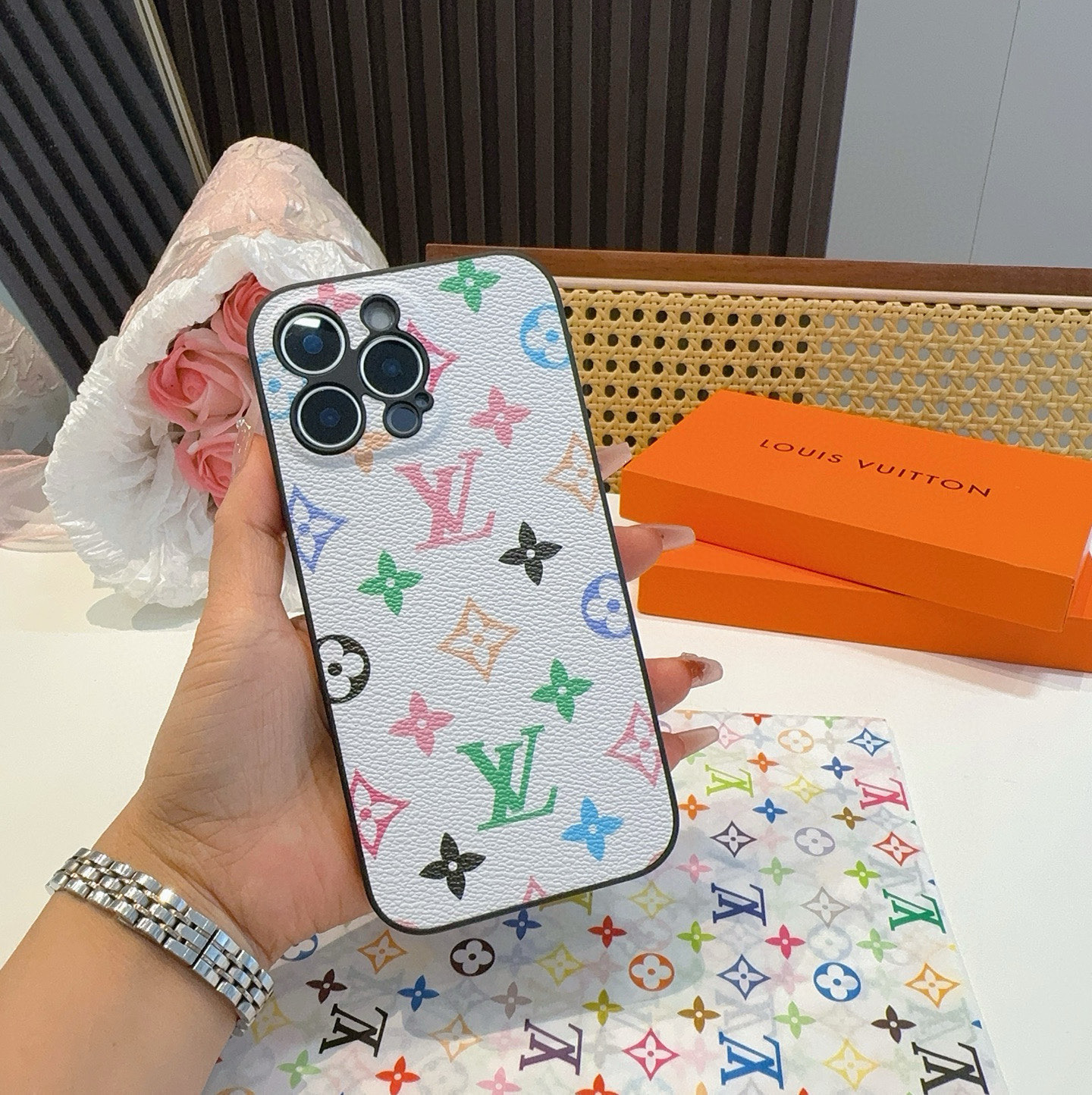 [TOP] Louis Vuitton LV Phone Case - White