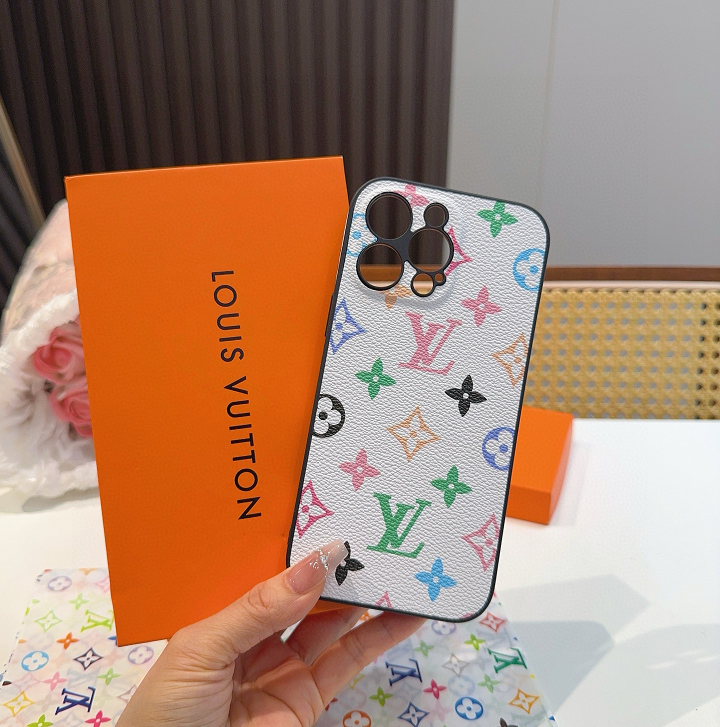 [TOP] Louis Vuitton LV Phone Case - White