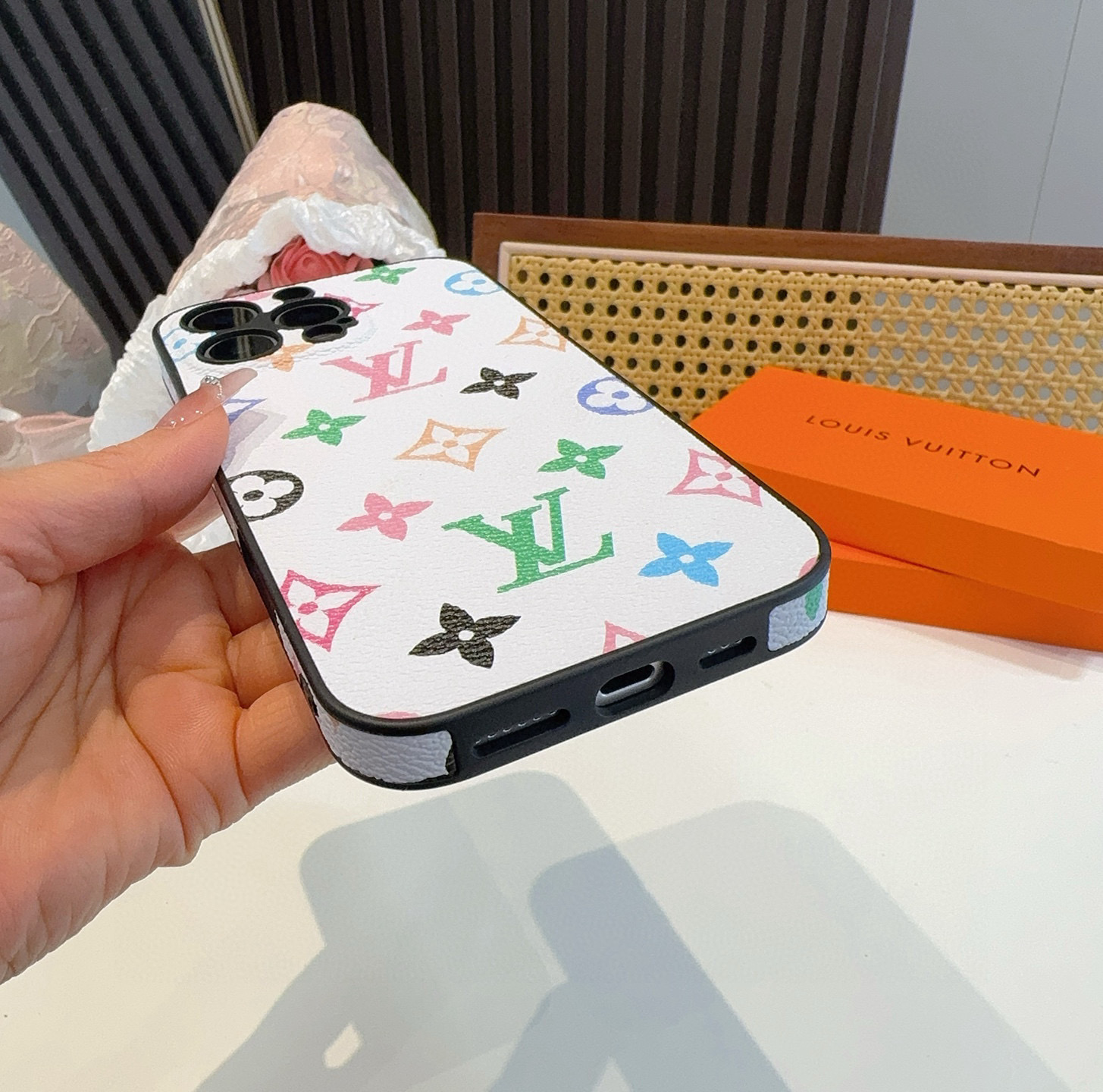 [TOP] Louis Vuitton LV Phone Case - White