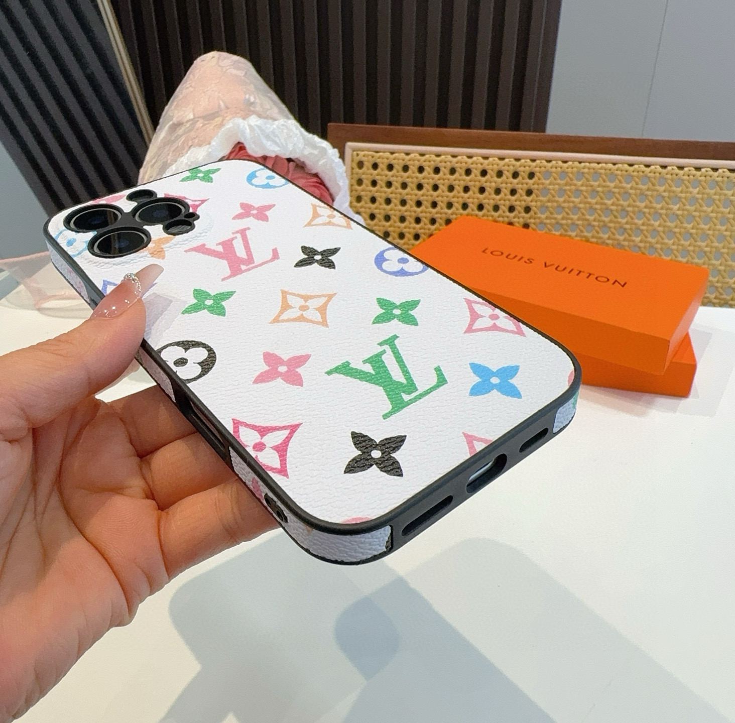 [TOP] Louis Vuitton LV Phone Case - White