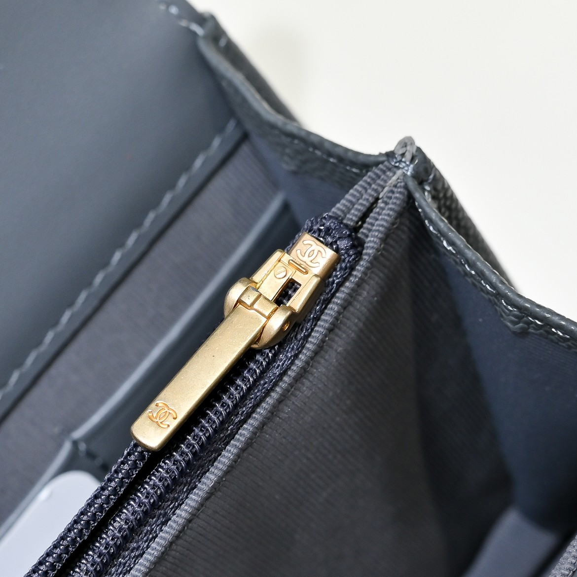 [TOP] CHANEL WOC Bag with CC Logo Handle Calfskin 18.5 cm - Gray