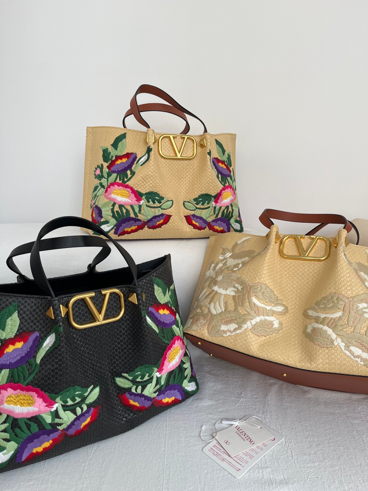 [TOP] VALENTINO Embroidery Tote Bag 35✖️25✖️17cm - 3 Colors