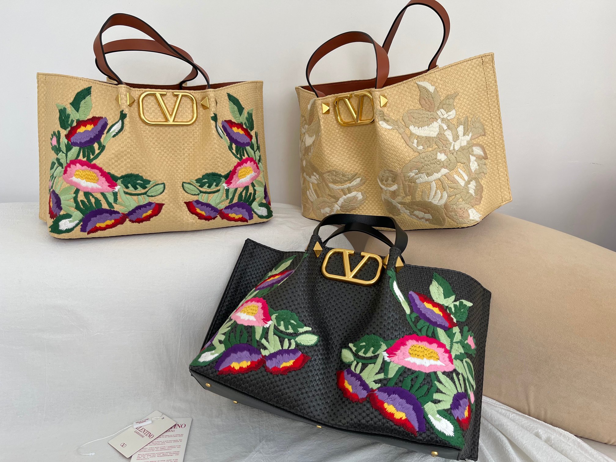 [TOP] VALENTINO Embroidery Tote Bag 35✖️25✖️17cm - 3 Colors