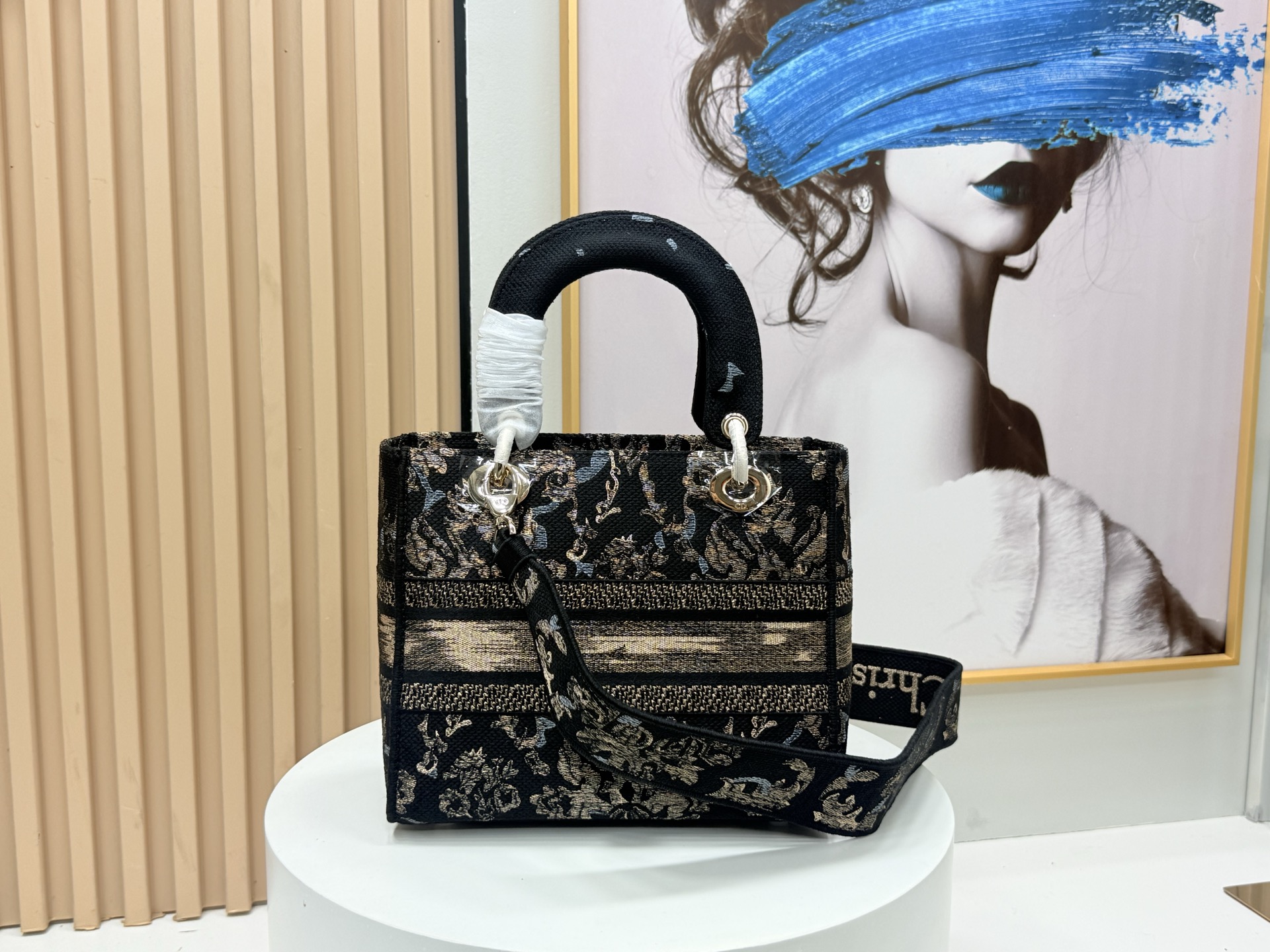 [TOP] Christian Dior Lady Dior Embroidery Bag  24 × 20 ×11 CM - Black