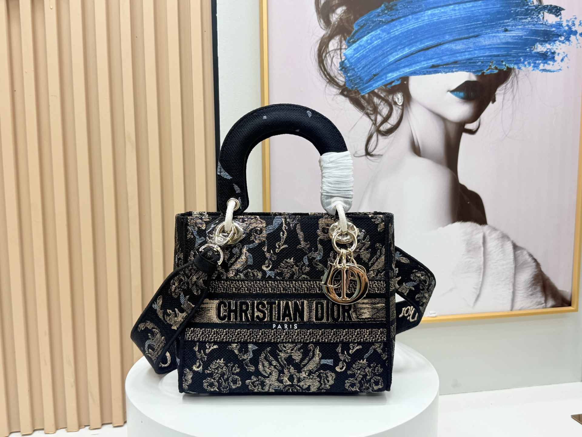 [TOP] Christian Dior Lady Dior Embroidery Bag  24 × 20 ×11 CM - Black