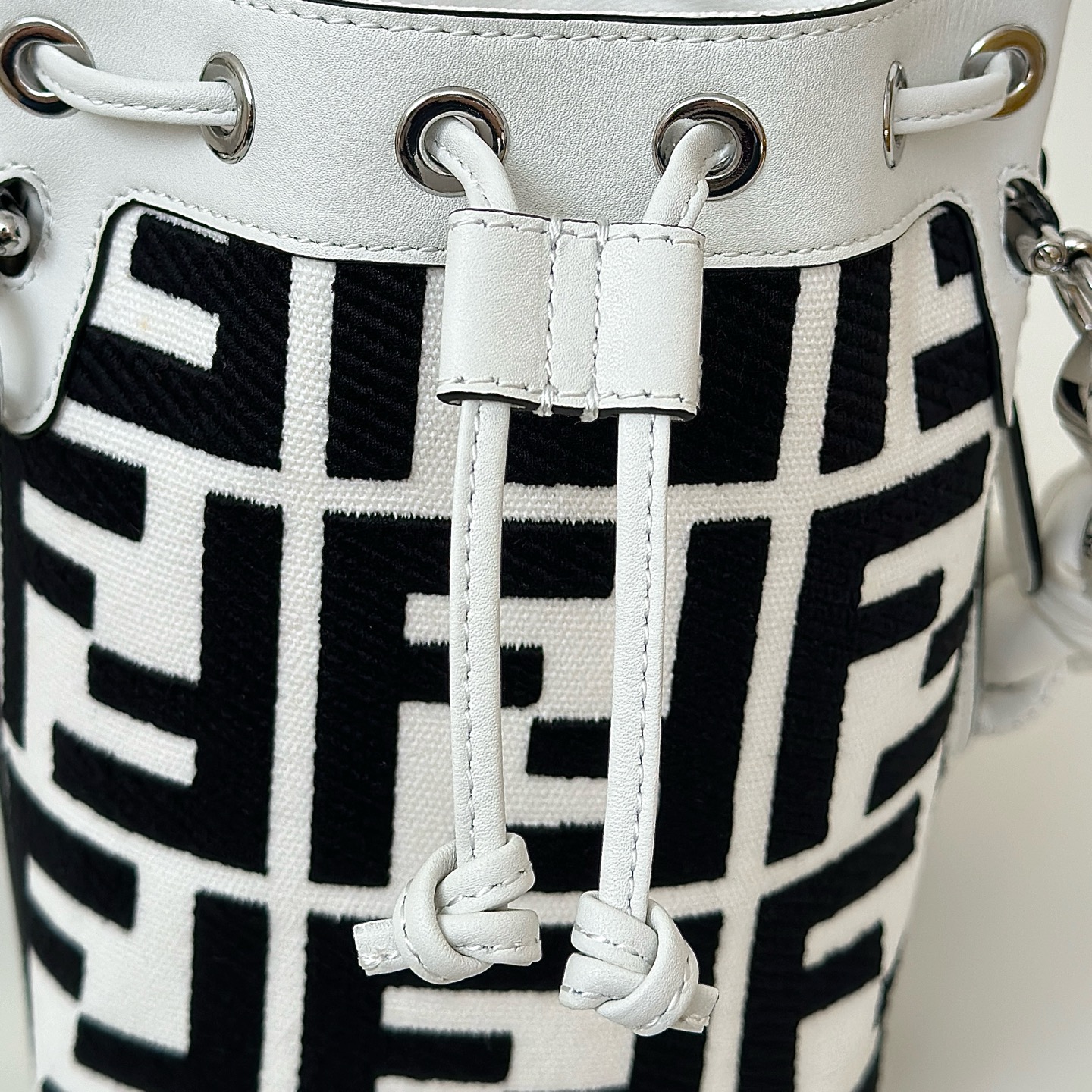 [TOP] FENDI Mon Tresor Embroidered Washed Denim Bag 18x12x10cm - White