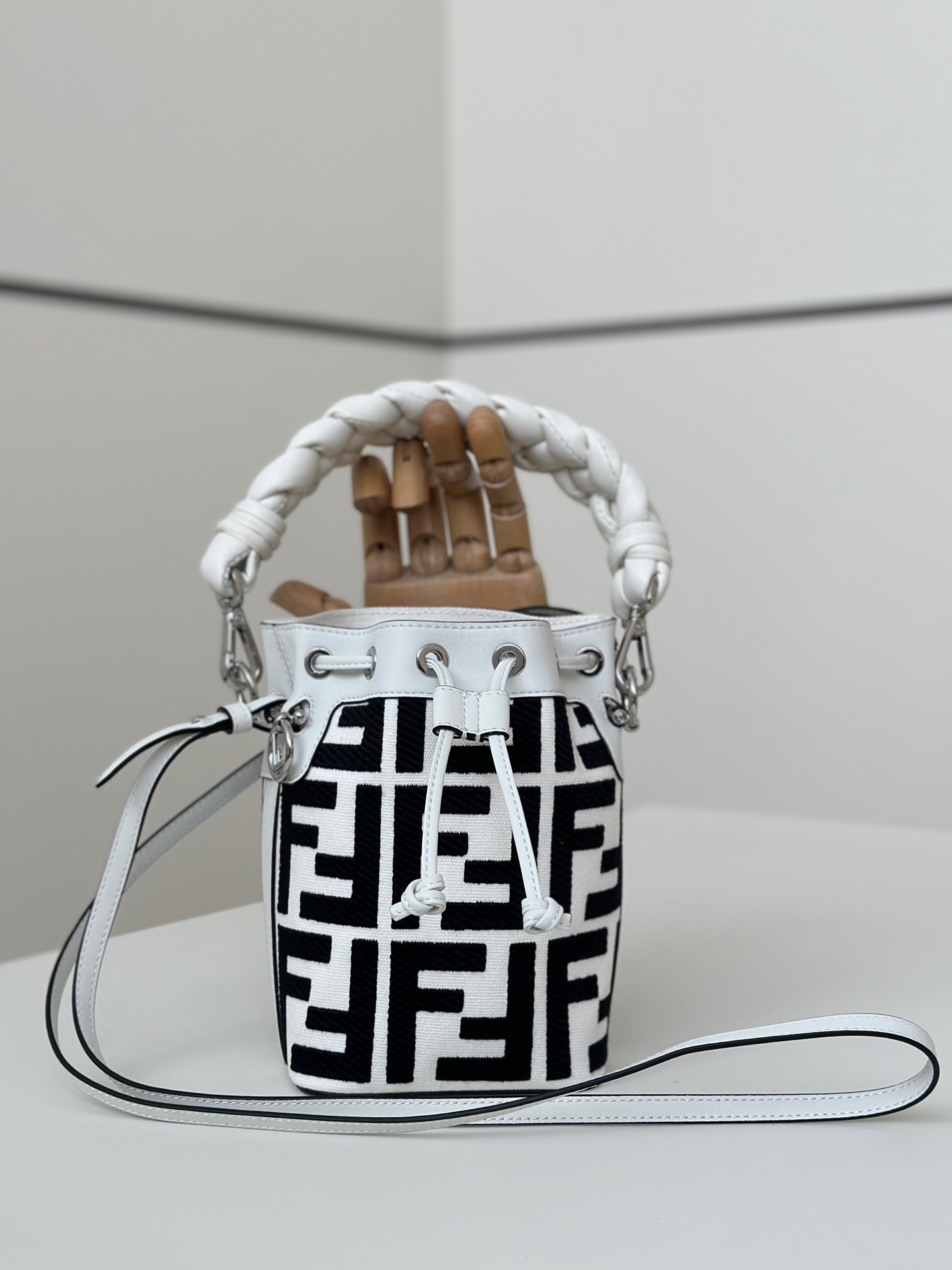 [TOP] FENDI Mon Tresor Embroidered Washed Denim Bag 18x12x10cm - White