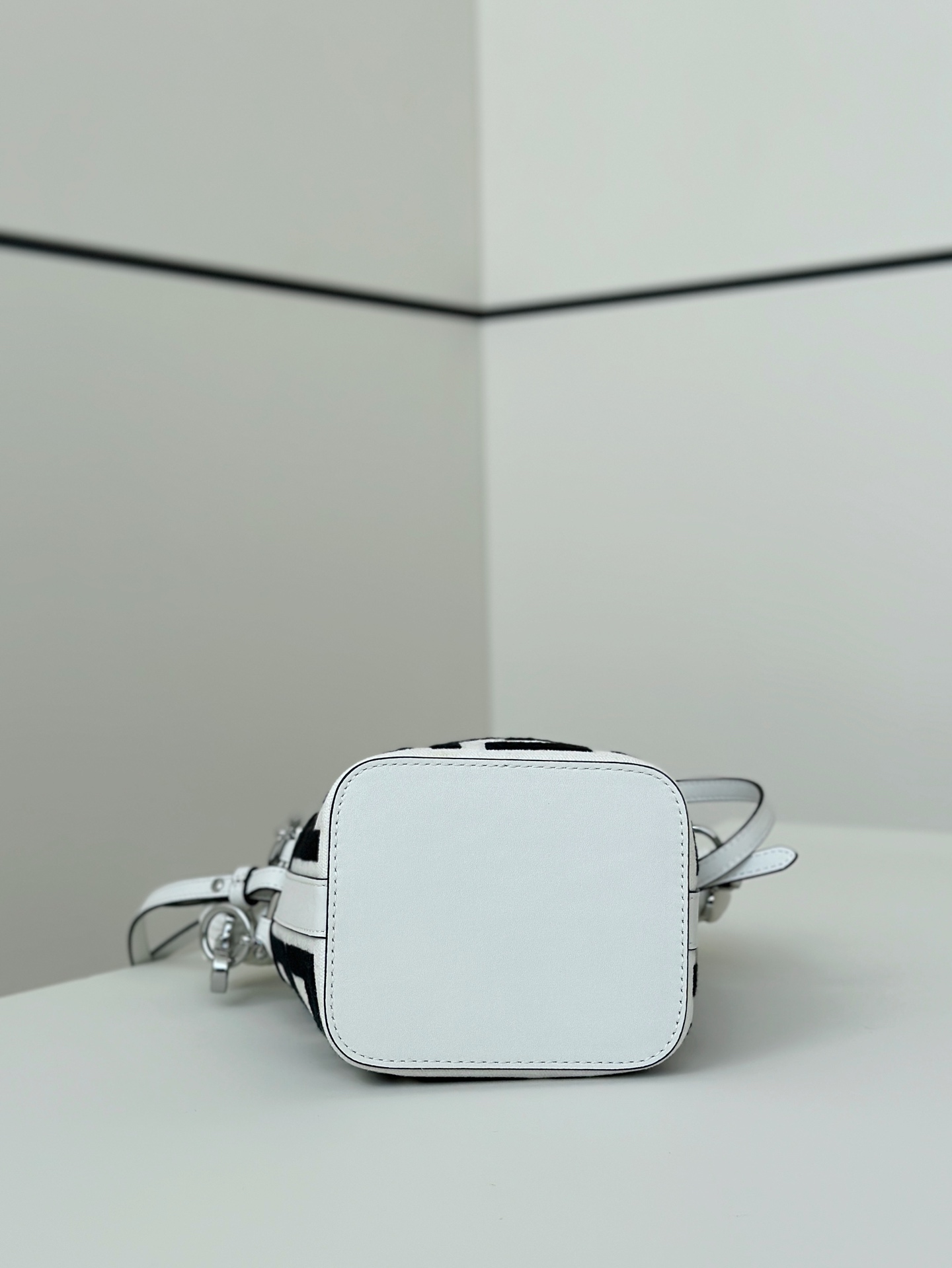 [TOP] FENDI Mon Tresor Embroidered Washed Denim Bag 18x12x10cm - White