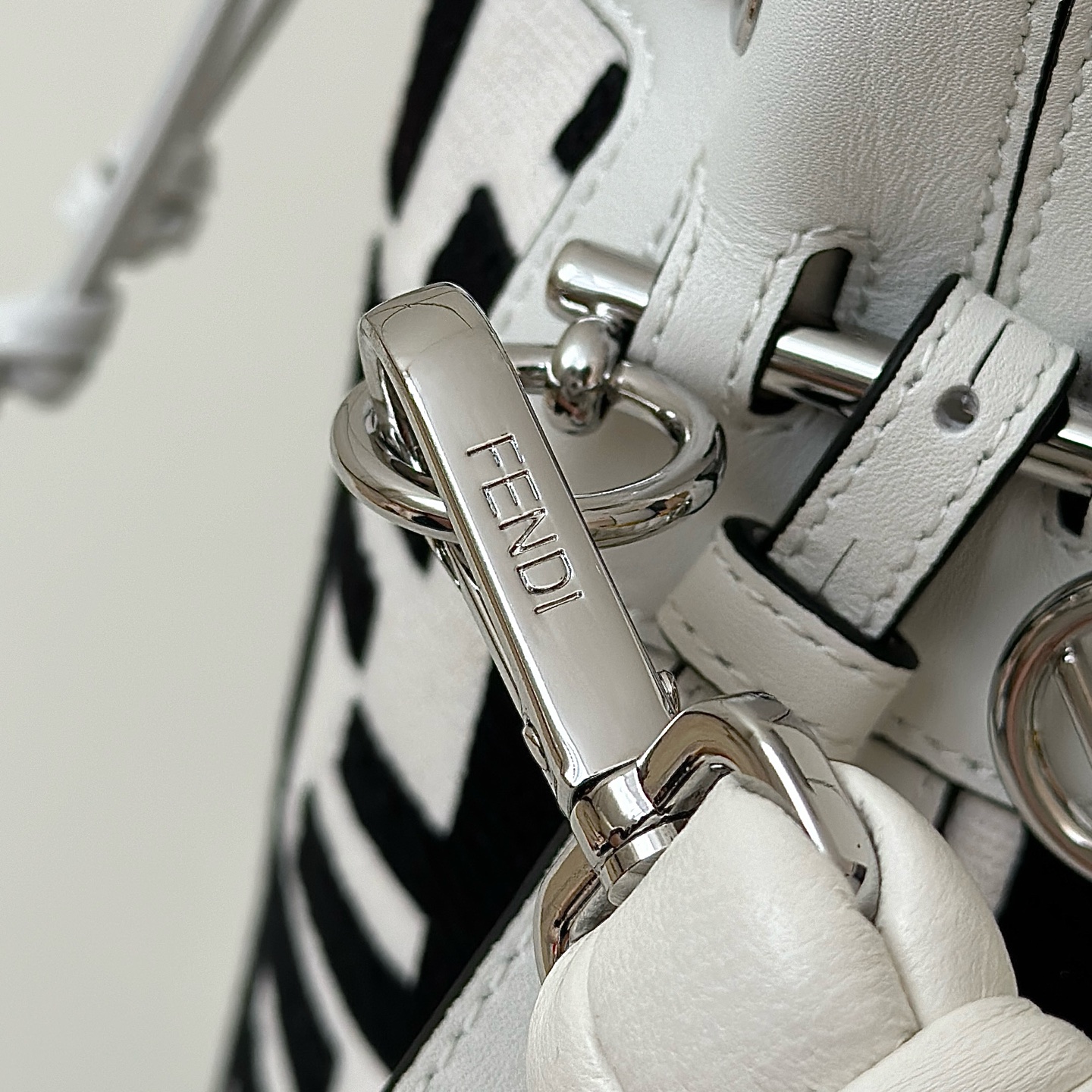 [TOP] FENDI Mon Tresor Embroidered Washed Denim Bag 18x12x10cm - White