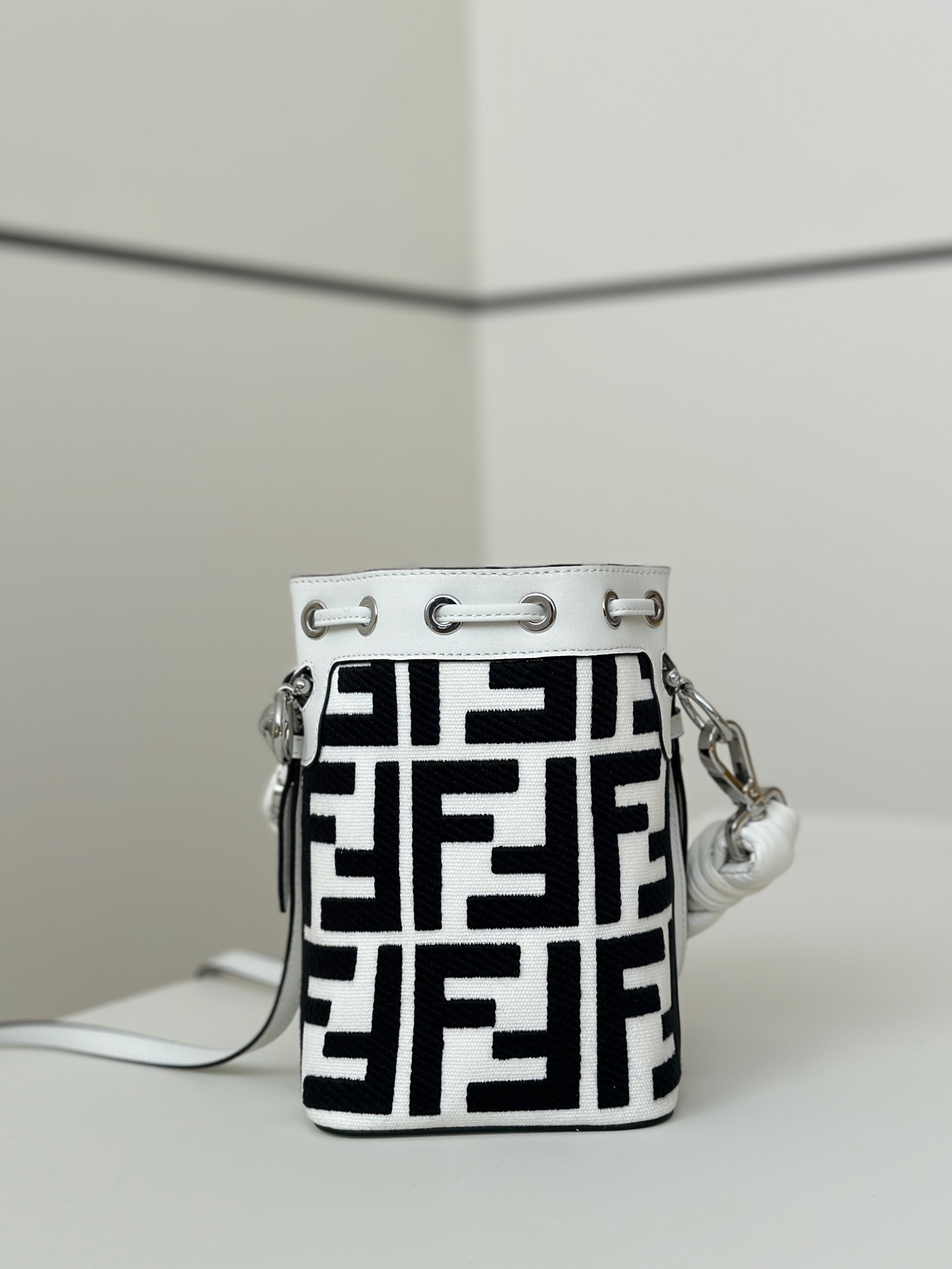 [TOP] FENDI Mon Tresor Embroidered Washed Denim Bag 18x12x10cm - White