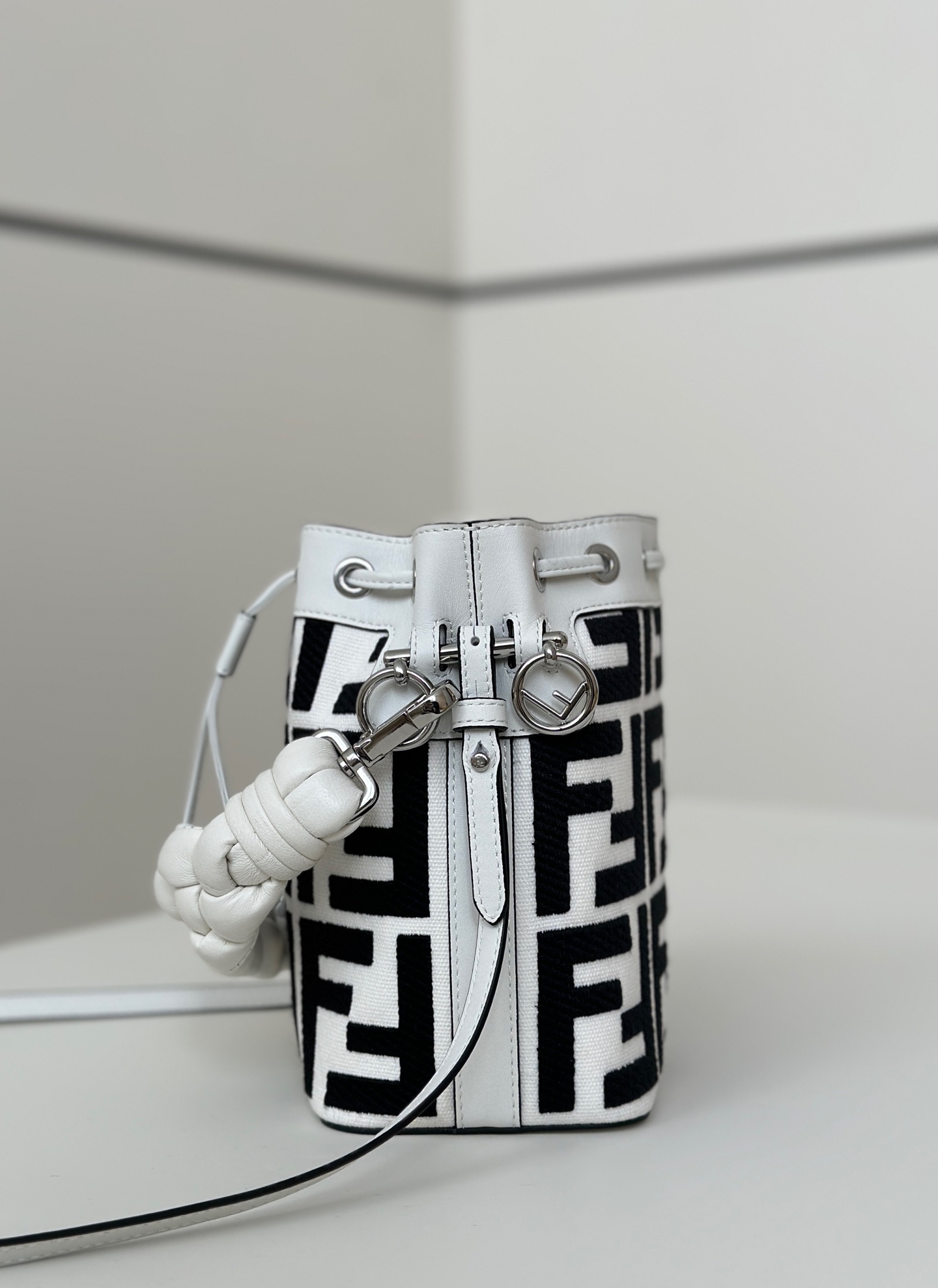 [TOP] FENDI Mon Tresor Embroidered Washed Denim Bag 18x12x10cm - White