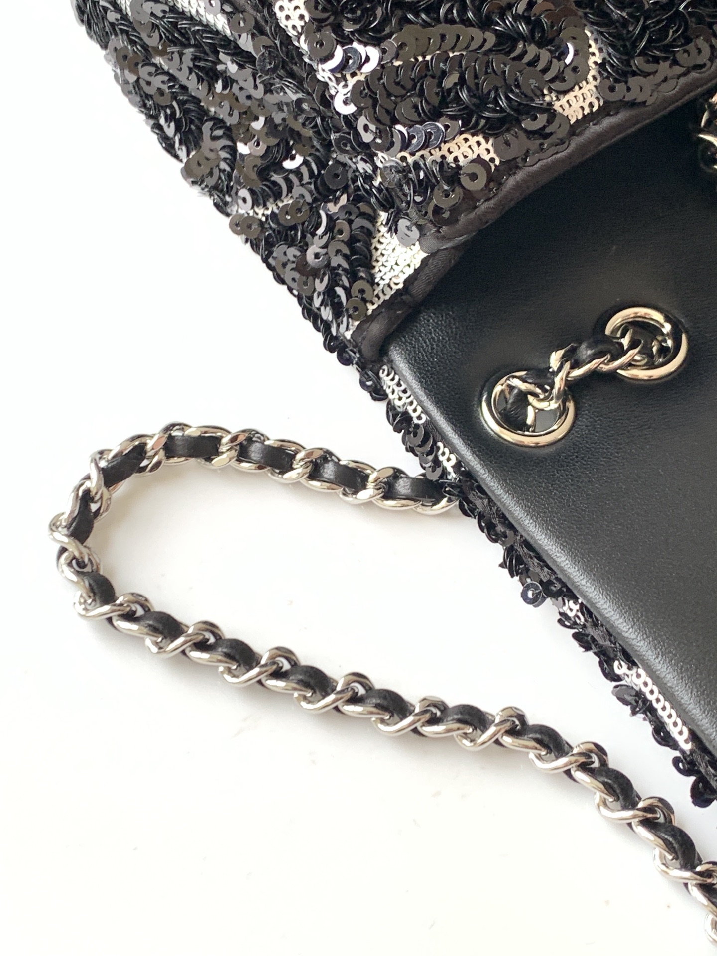[TOP] CHANEL Classic Flap Bag CF Sequins 21*14*8cm - Black