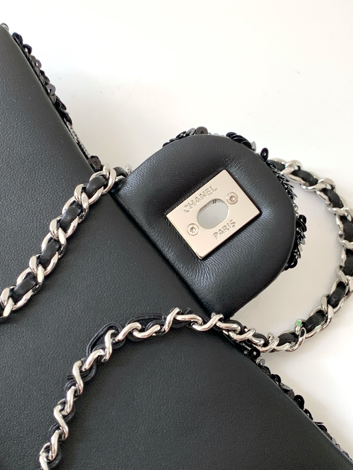 [TOP] CHANEL Classic Flap Bag CF Sequins 21*14*8cm - Black
