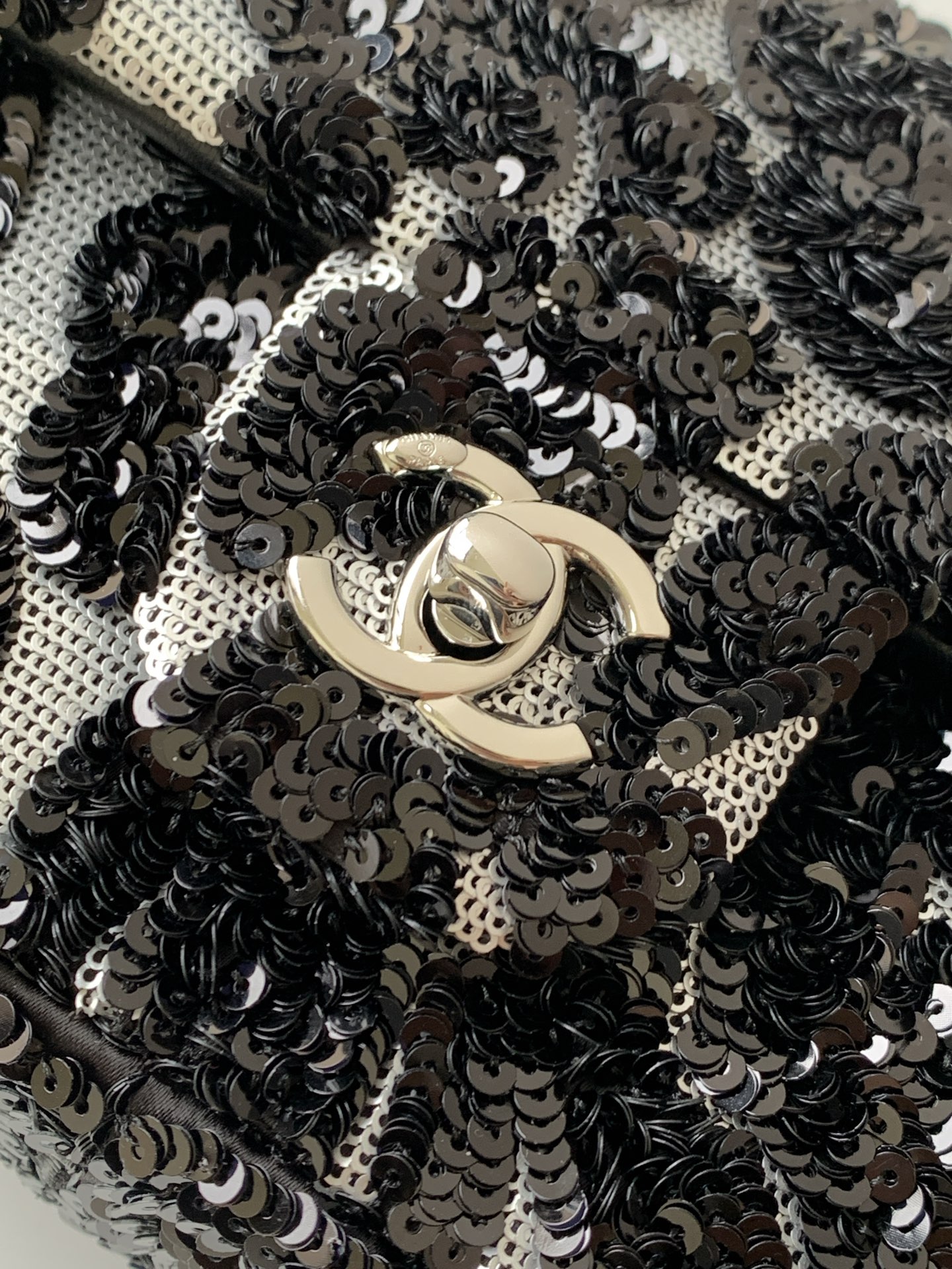 [TOP] CHANEL Classic Flap Bag CF Sequins 21*14*8cm - Black