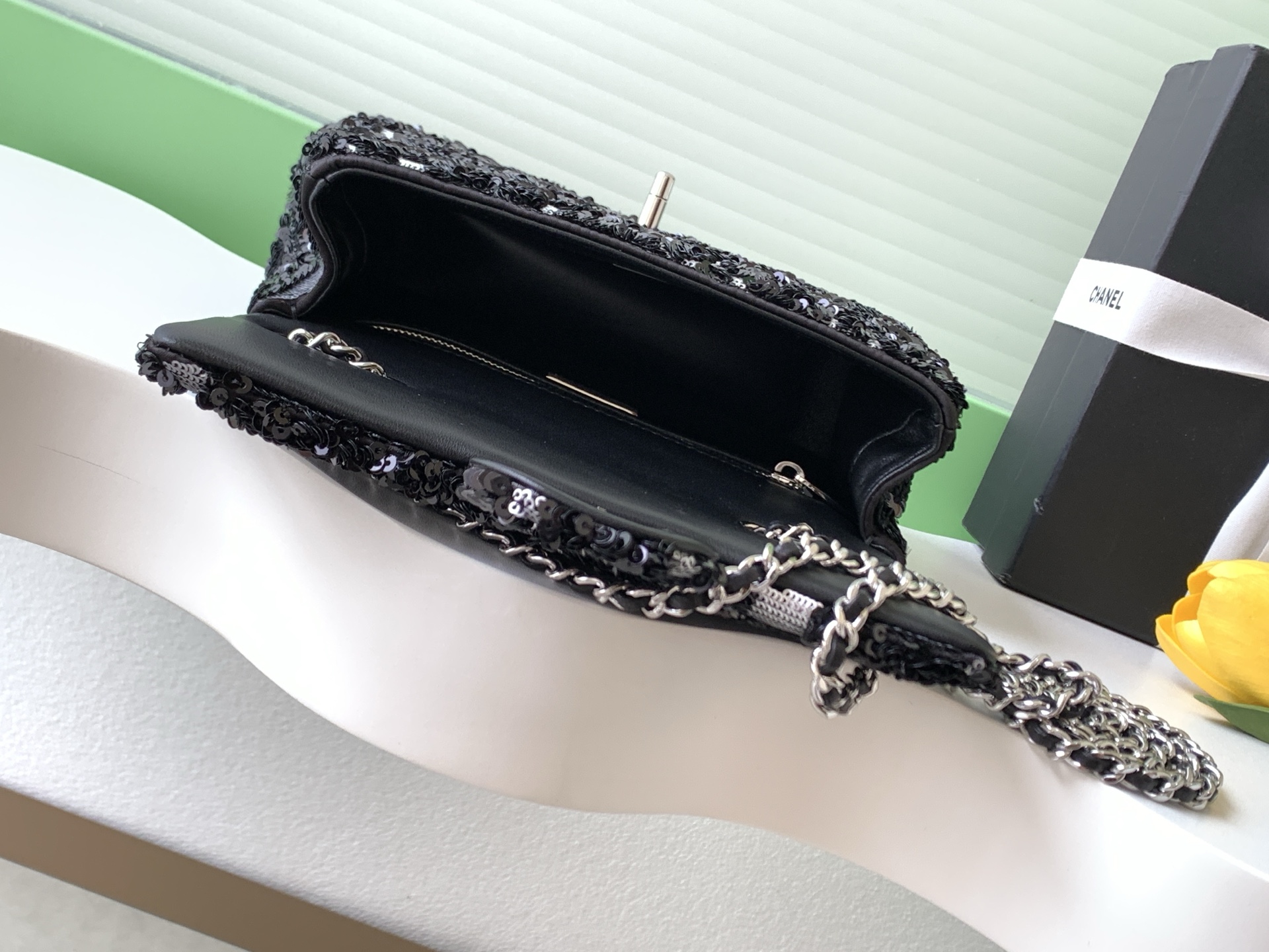 [TOP] CHANEL Classic Flap Bag CF Sequins 21*14*8cm - Black