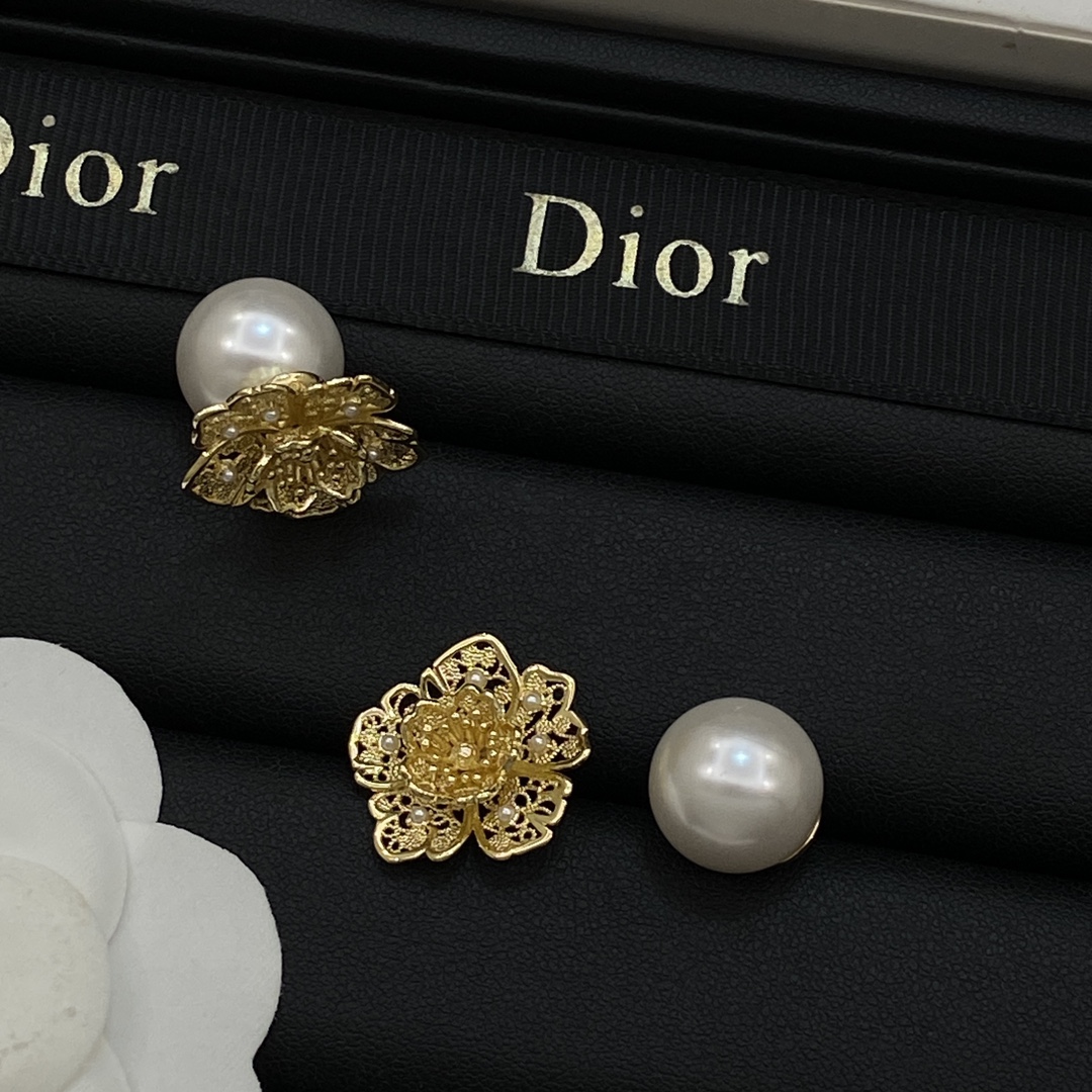 [TOP] Christian Dior Earrings - Gold