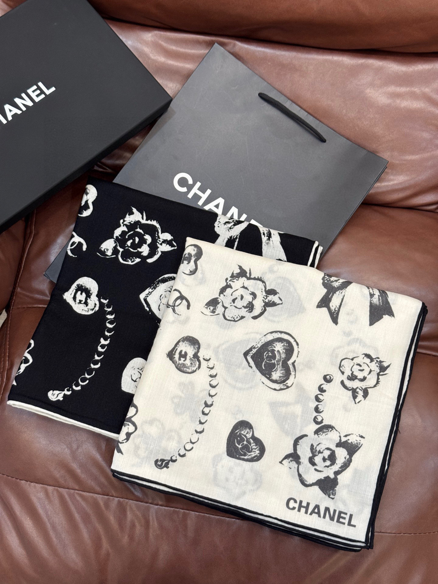 [TOP] Chanel 70% Cashmere + 30% Silk Scarf 135x135 cm - 2 Colors