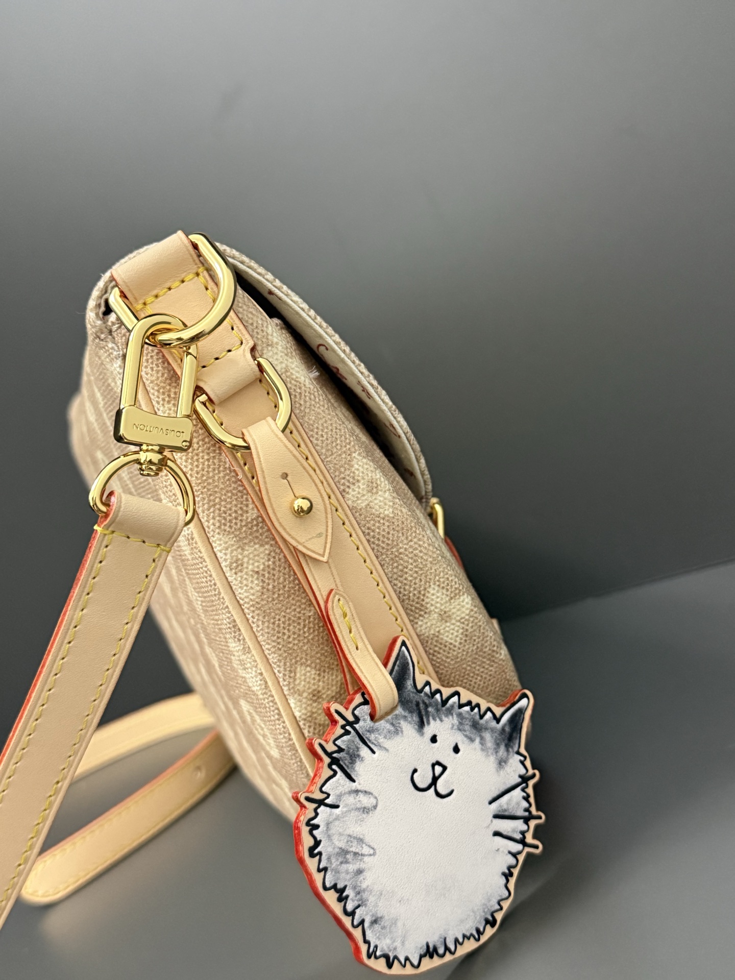 [TOP] Louis Vuitton LV Travels With Grace Coddington Escape Bag 21x7x30 cm - Beige