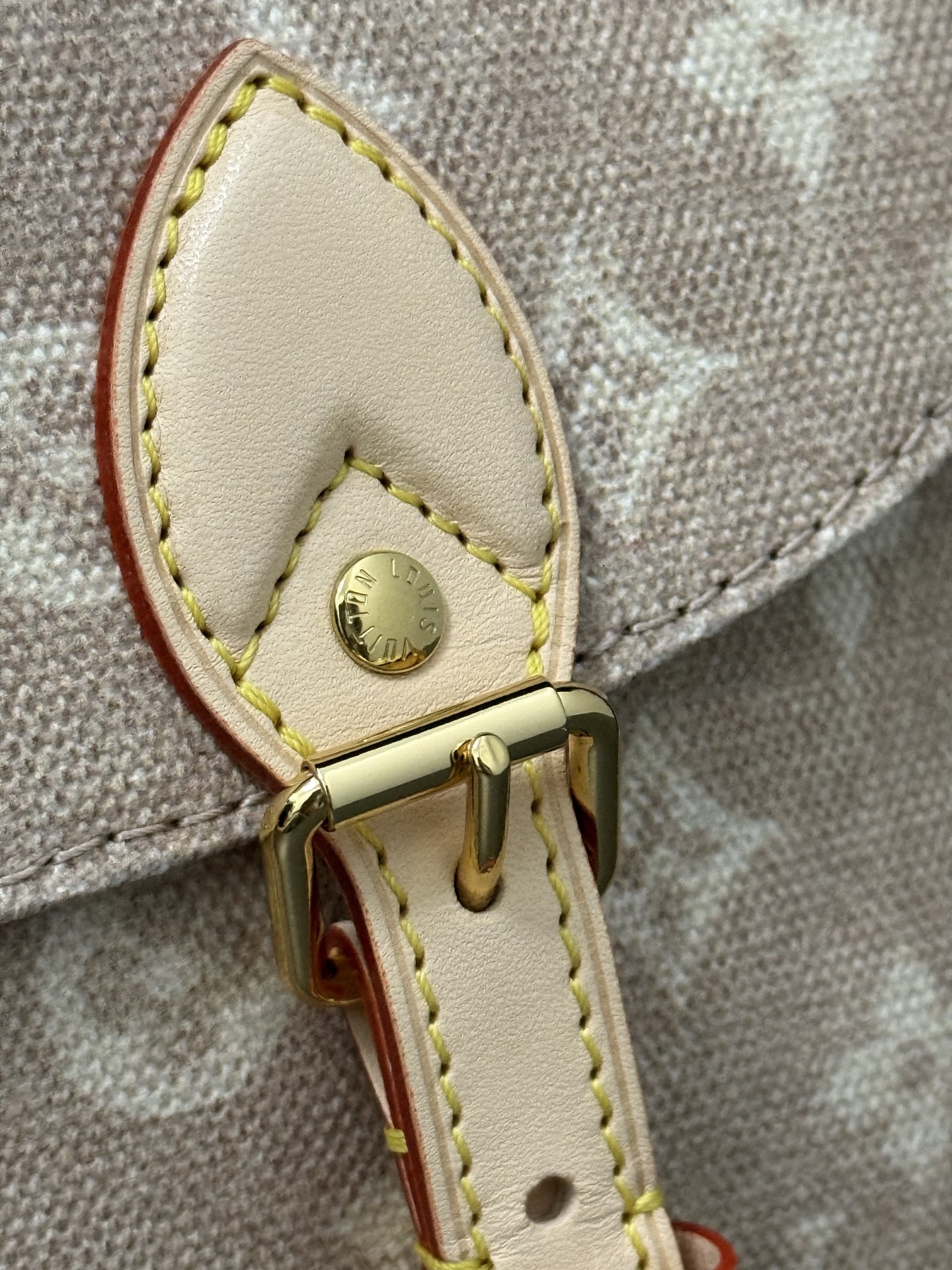 [TOP] Louis Vuitton LV Travels With Grace Coddington Escape Bag 21x7x30 cm - Beige