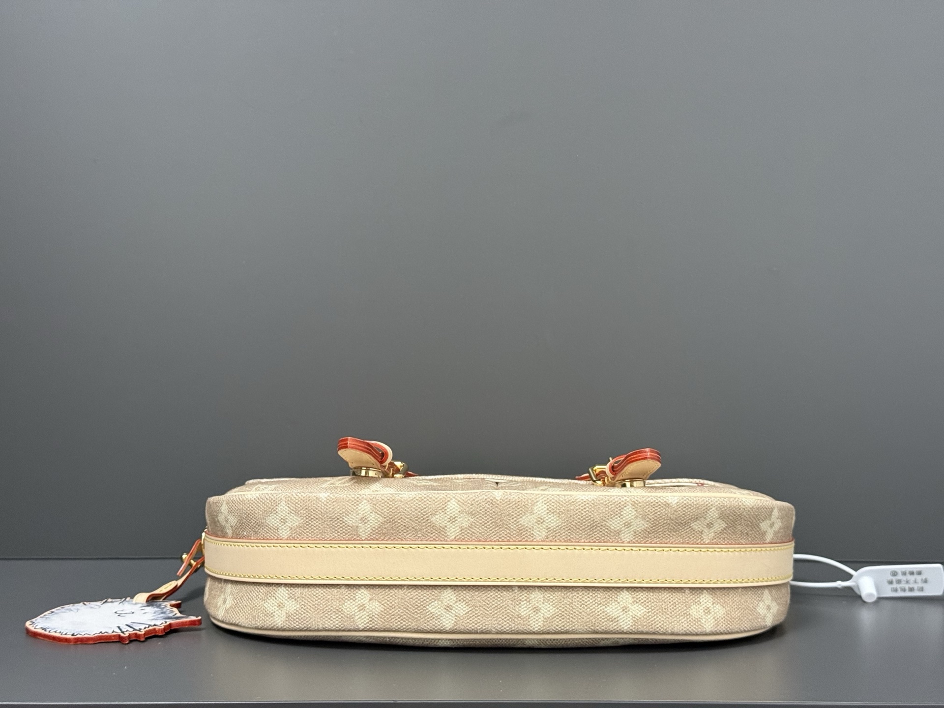 [TOP] Louis Vuitton LV Travels With Grace Coddington Escape Bag 21x7x30 cm - Beige