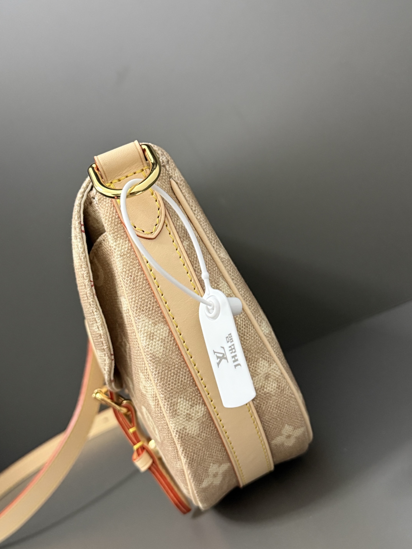 [TOP] Louis Vuitton LV Travels With Grace Coddington Escape Bag 21x7x30 cm - Beige