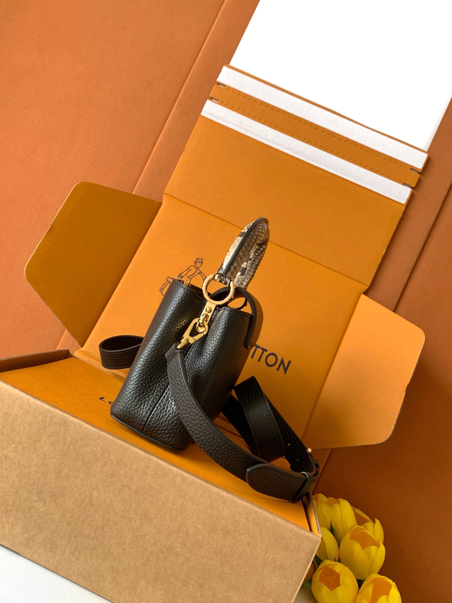 [TOP] Louis Vuitton LV Capucines Bag 21cm/27cm - Black with Glossy Python Gold