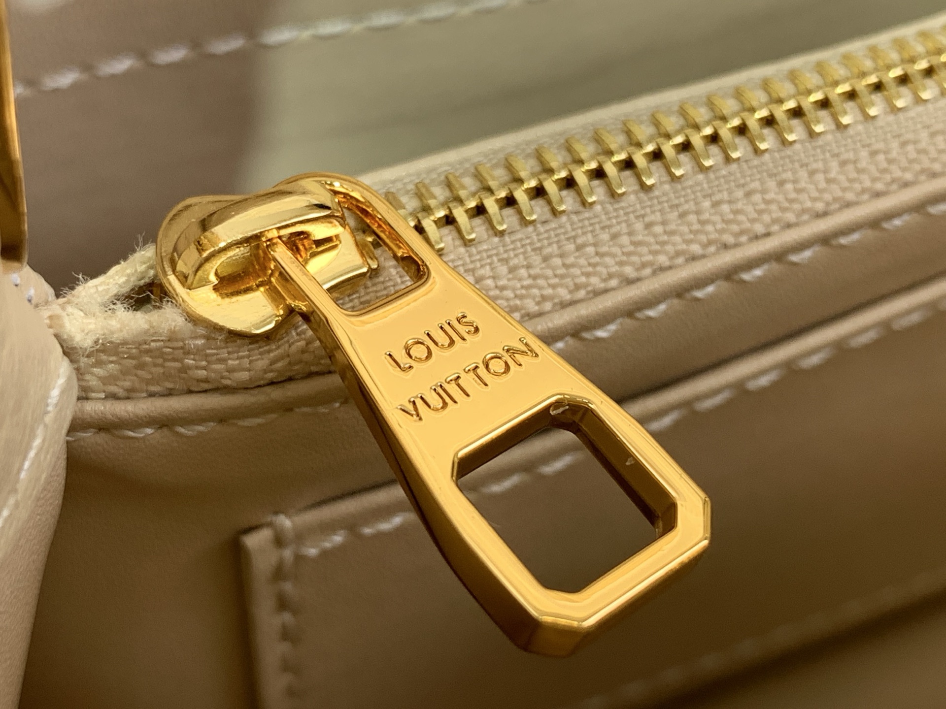 [TOP] Louis Vuitton LV Capucines Bag 21cm/27cm - Apricot