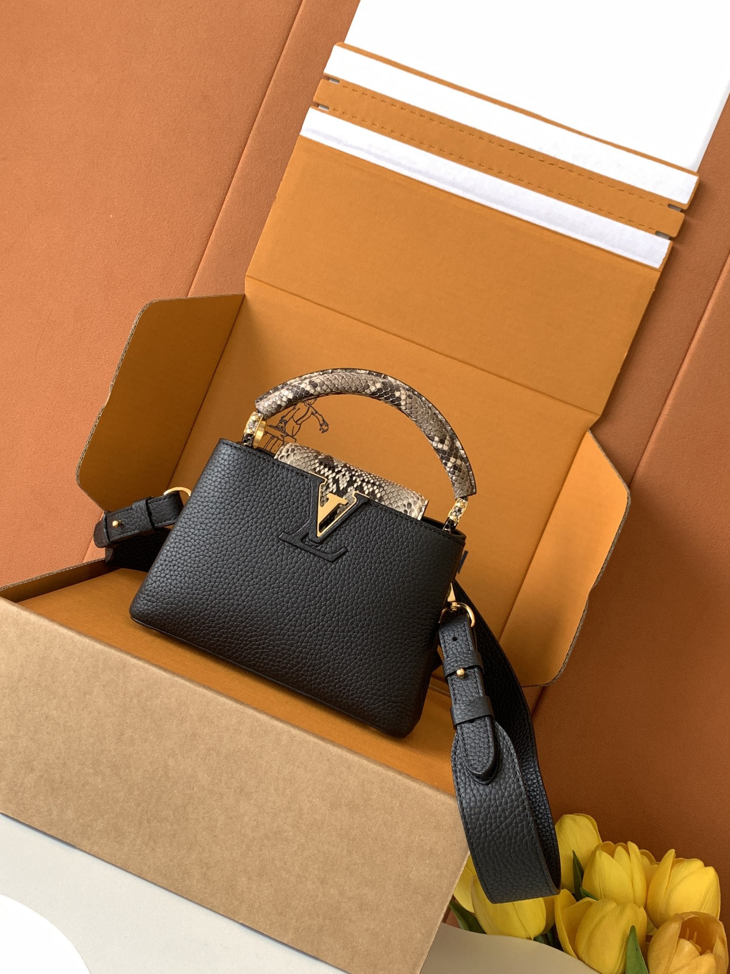 [TOP] Louis Vuitton LV Capucines Bag 21cm/27cm - Black with Glossy Python Gold