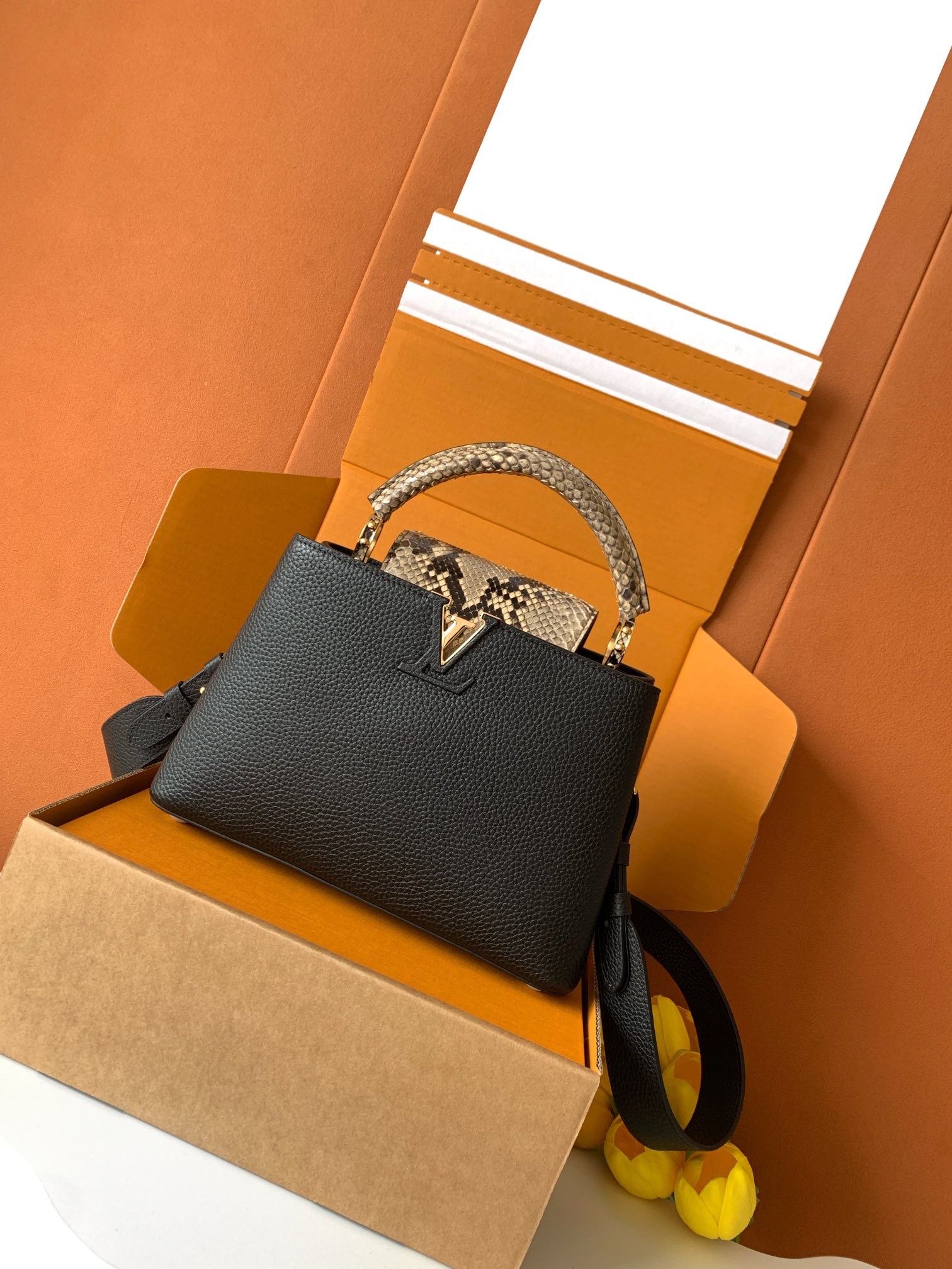 [TOP] Louis Vuitton LV Capucines Bag 21cm/27cm - Black with Glossy Python Gold