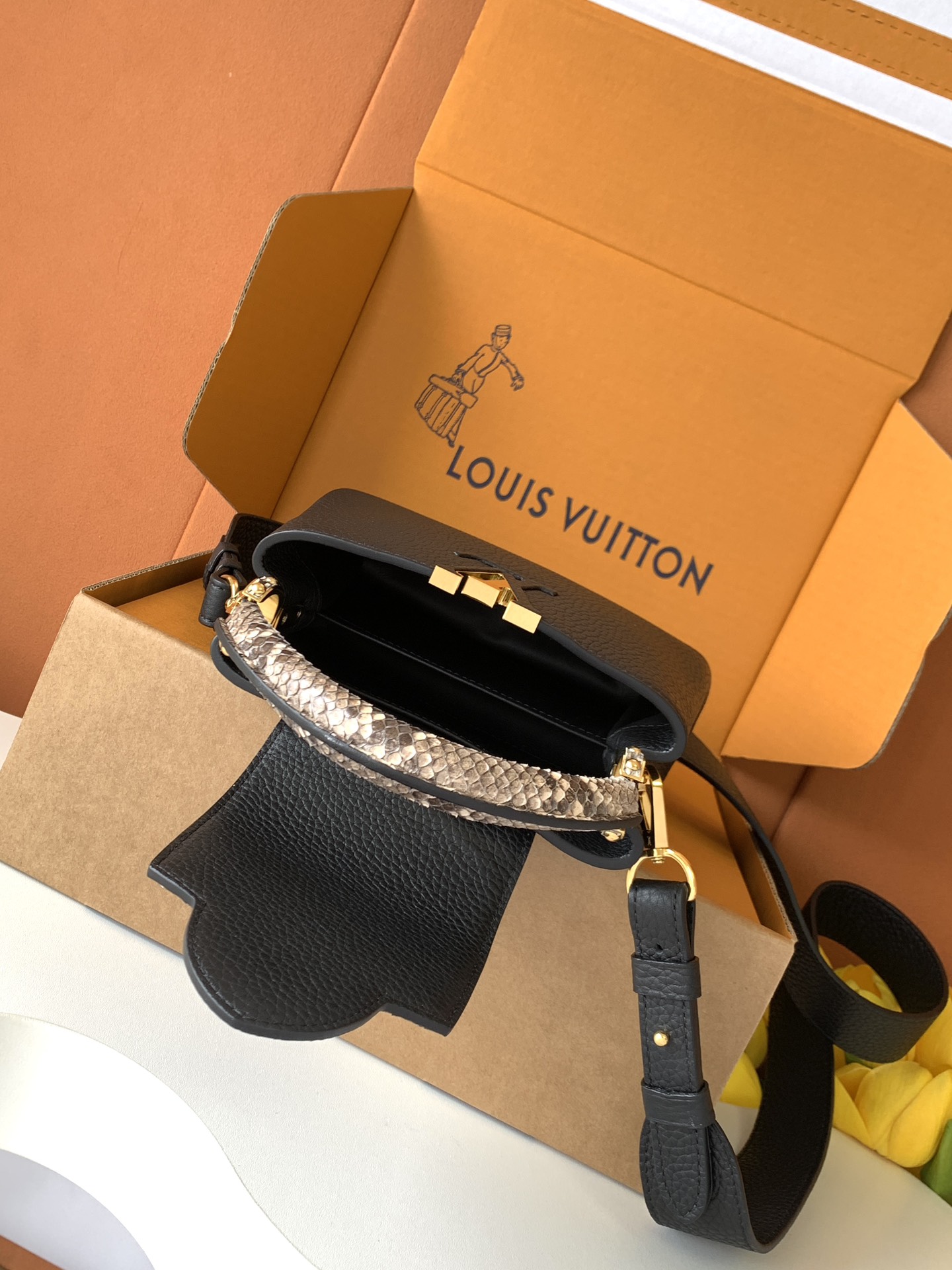 [TOP] Louis Vuitton LV Capucines Bag 21cm/27cm - Black with Glossy Python Gold