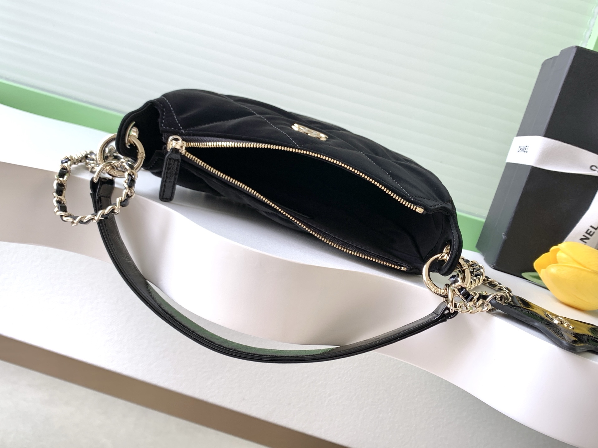 [TOP] CHANEL Chain Bag 15-22-6 cm - Black
