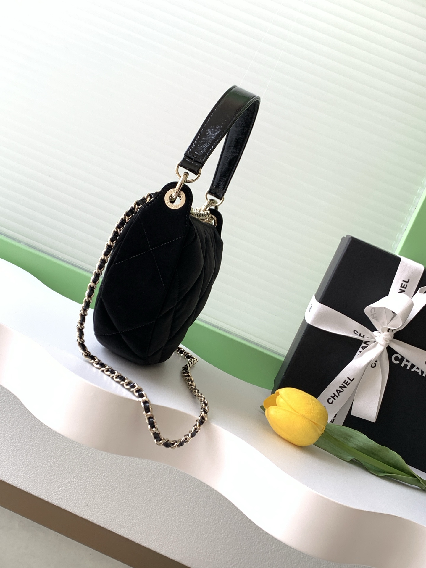 [TOP] CHANEL Chain Bag 15-22-6 cm - Black
