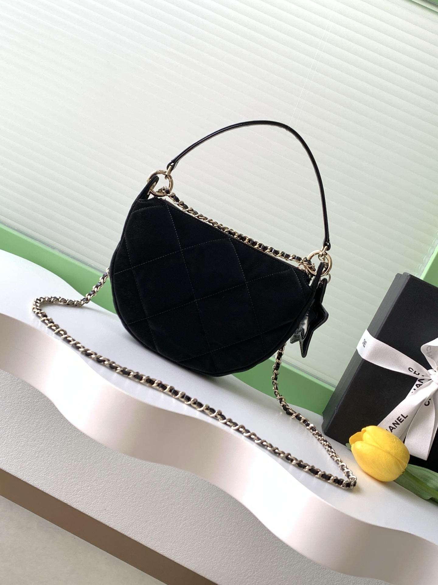 [TOP] CHANEL Chain Bag 15-22-6 cm - Black
