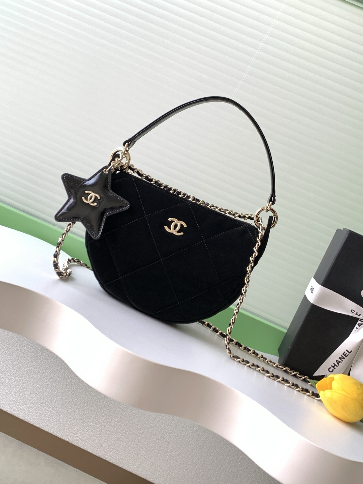 [TOP] CHANEL Chain Bag 15-22-6 cm - Black