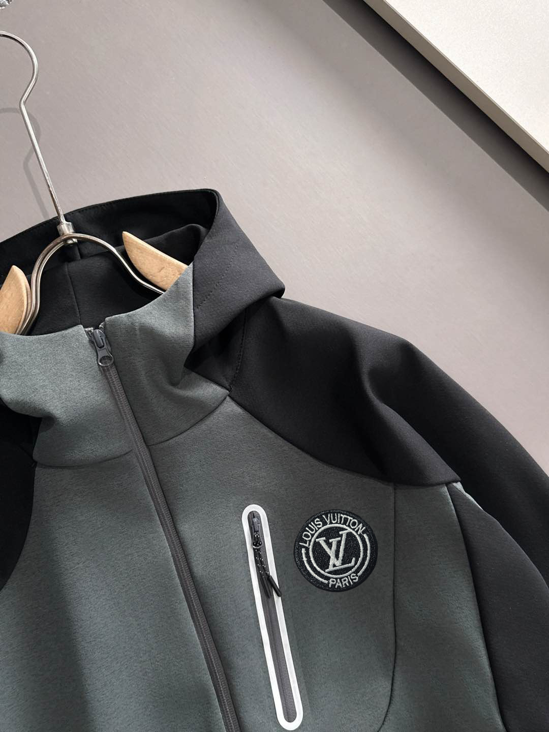 [TOP] Louis Vuitton LV Men's Windbreaker Jacket - 2 Color