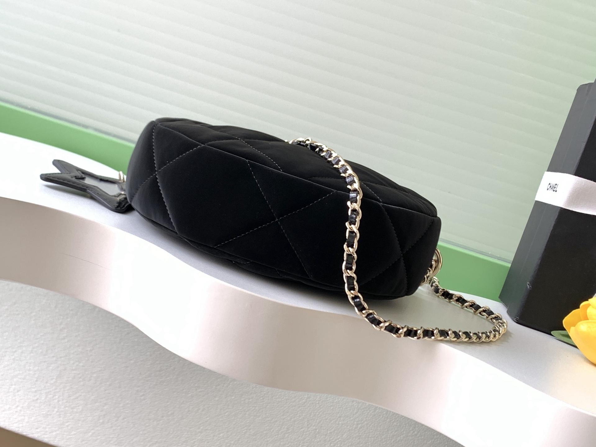 [TOP] CHANEL Chain Bag 15-22-6 cm - Black