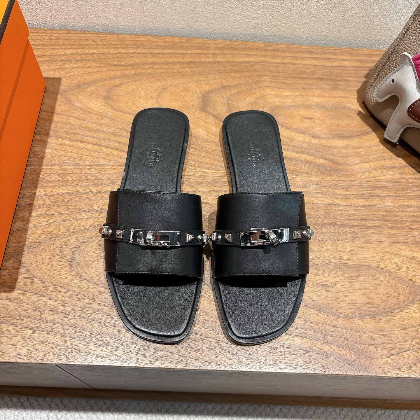 [TOP] HERMES Slippers- Black
