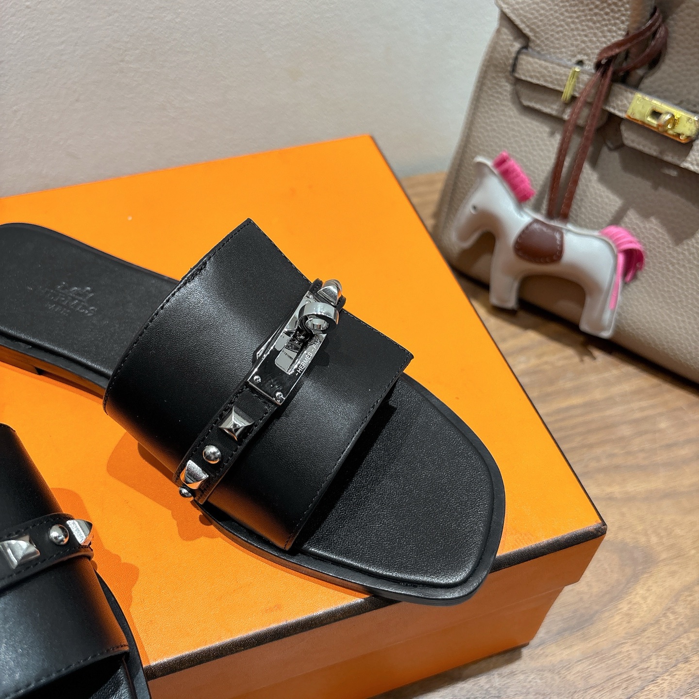 [TOP] HERMES Slippers- Black