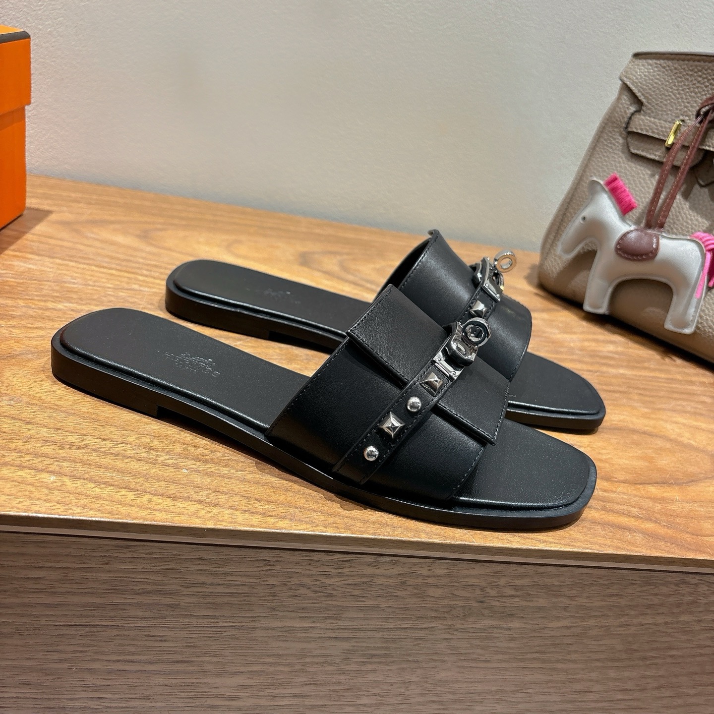 [TOP] HERMES Slippers- Black