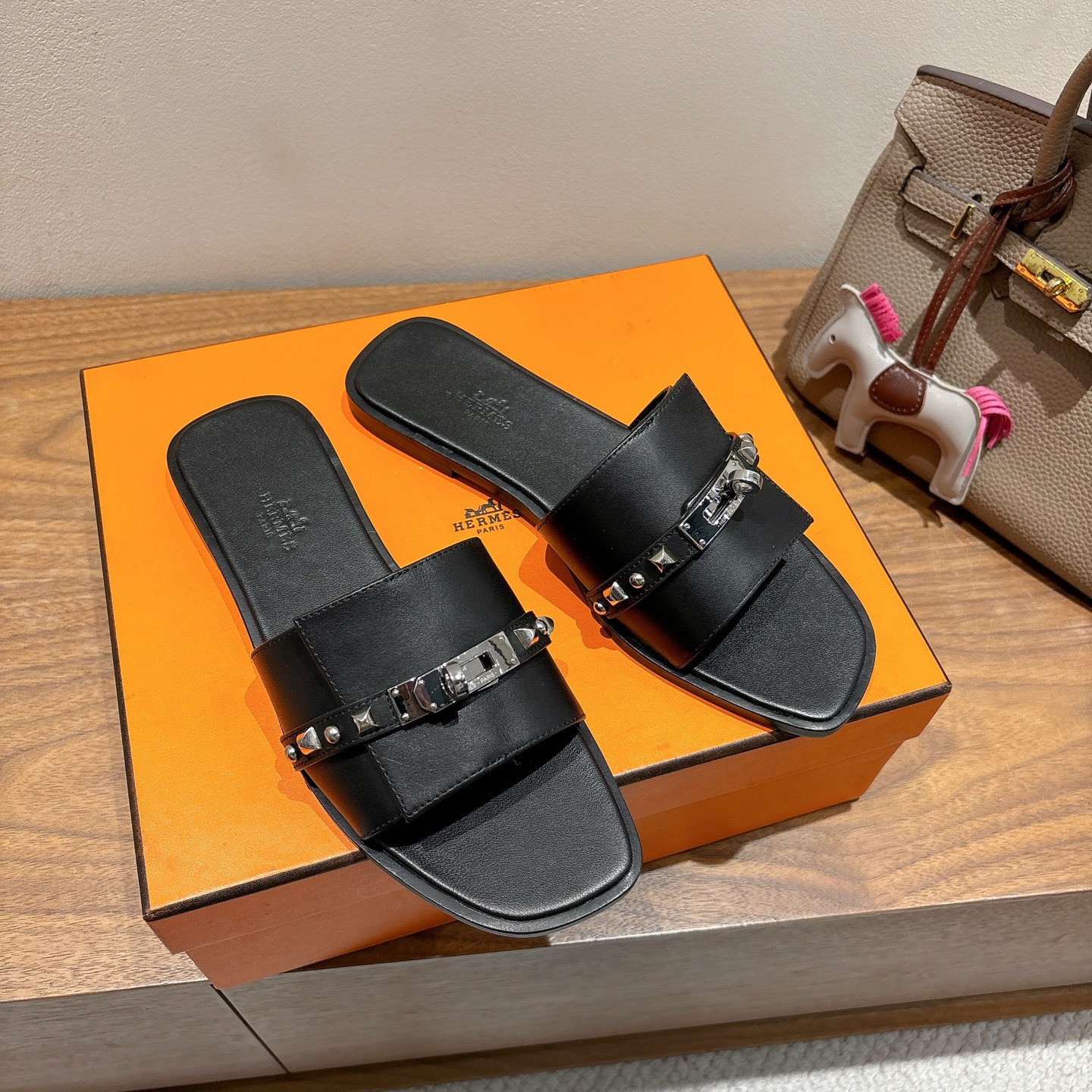 [TOP] HERMES Slippers- Black