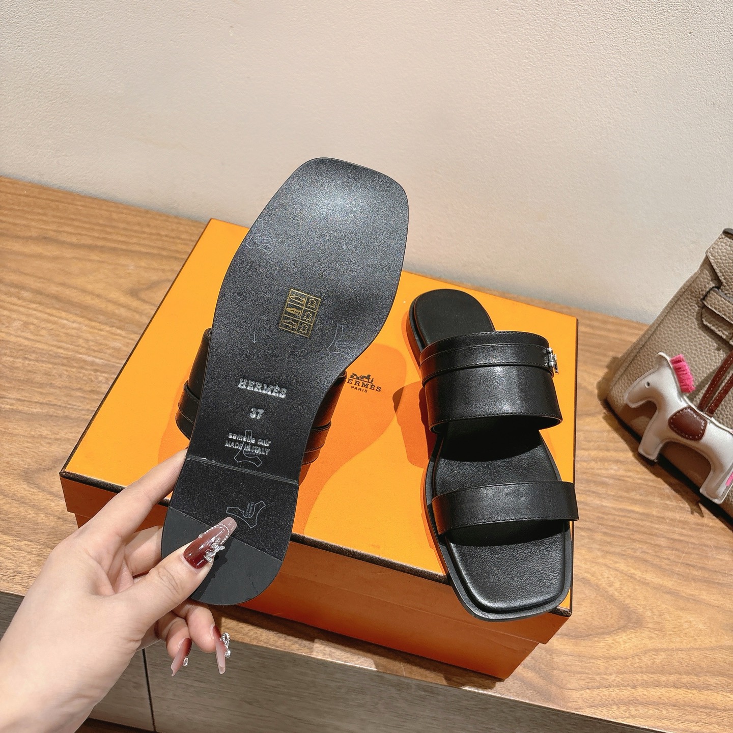 [TOP] HERMES Slippers- Black