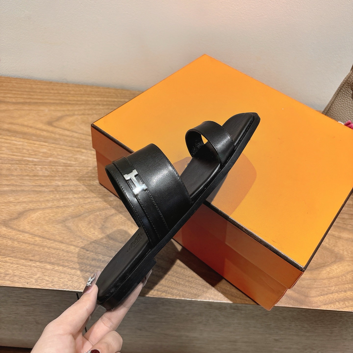 [TOP] HERMES Slippers- Black