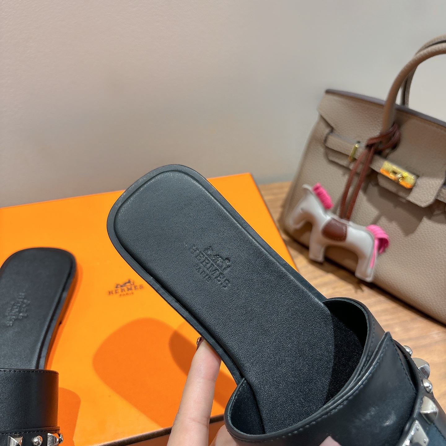 [TOP] HERMES Slippers- Black