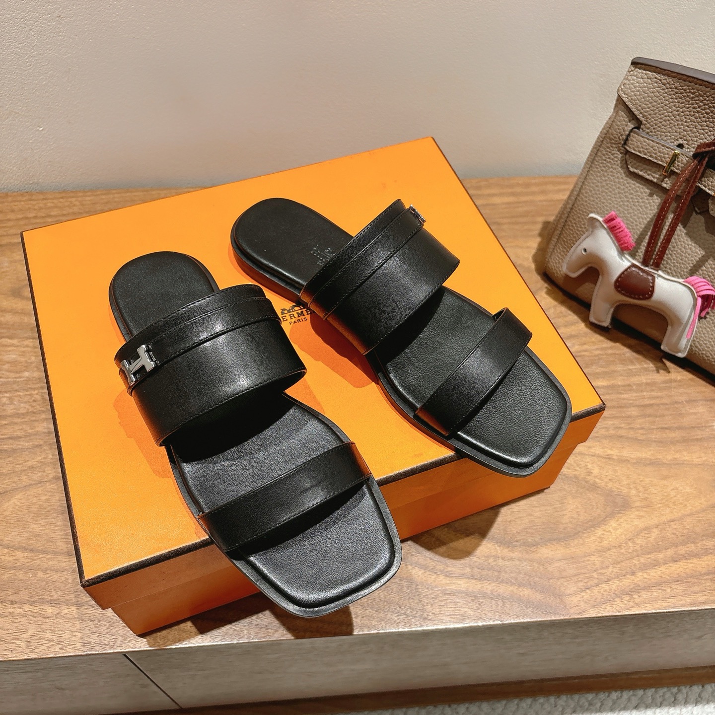 [TOP] HERMES Slippers- Black