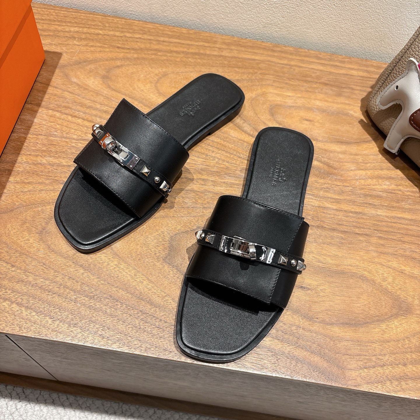 [TOP] HERMES Slippers- Black