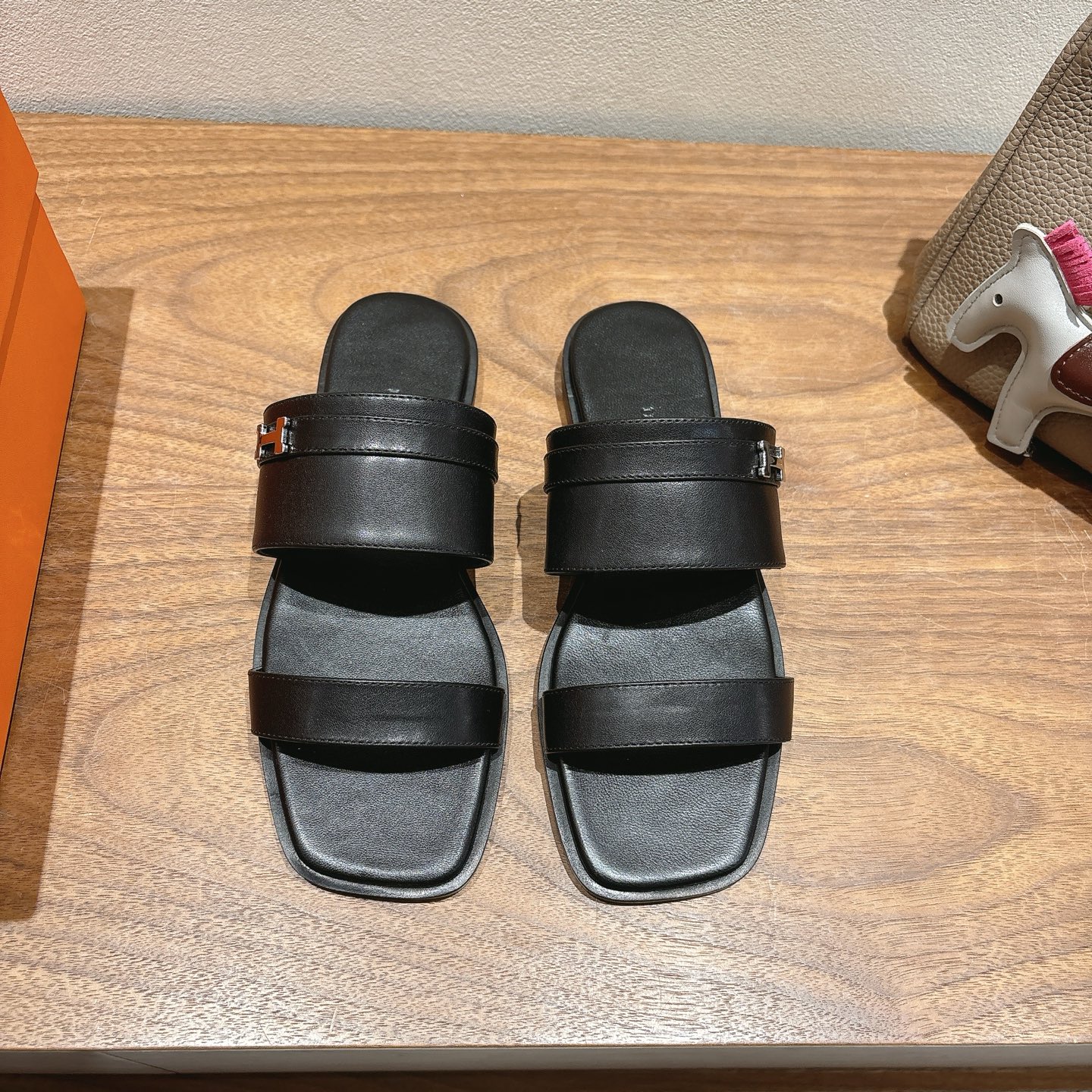 [TOP] HERMES Slippers- Black